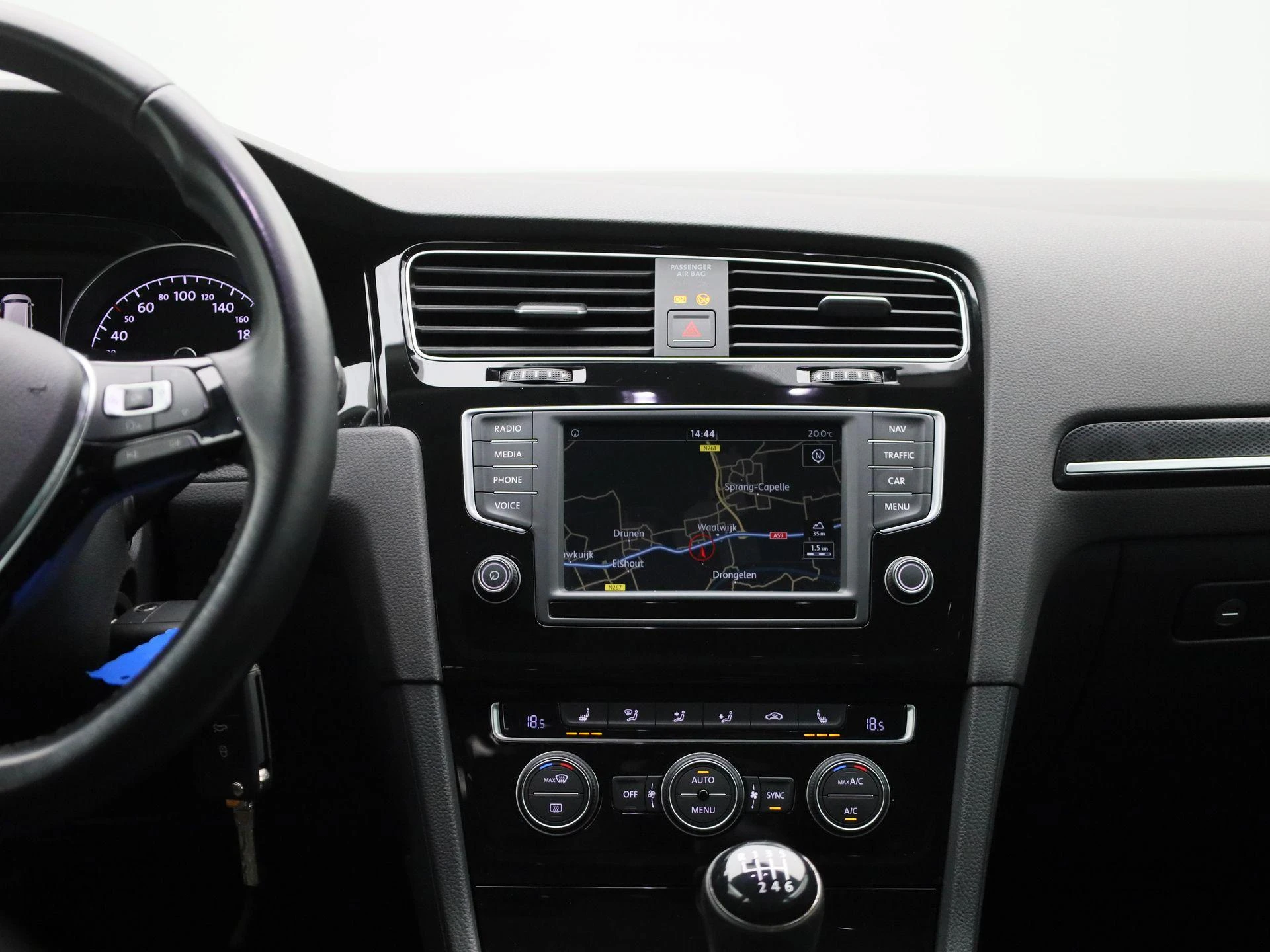 Volkswagen-Golf-image-8
