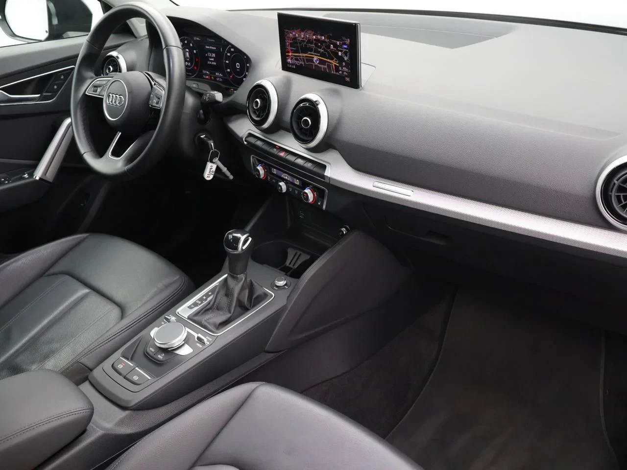 Audi Q2 Audi Q2 Business Edition Advanced 35TFSI 150PK *AUTOMAAT*LEDER*TREKHAAK*CRUISE*PDC*CAMERA*NAVI*VIRTUAL COCKPIT*...*