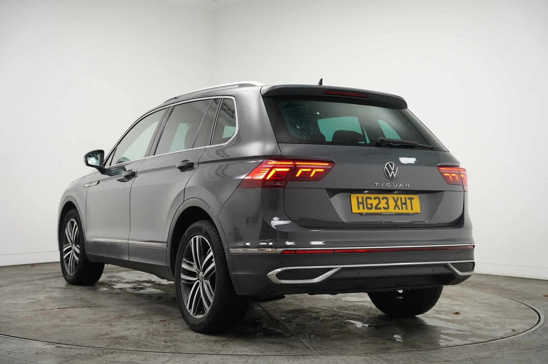 Volkswagen-Tiguan-image-2