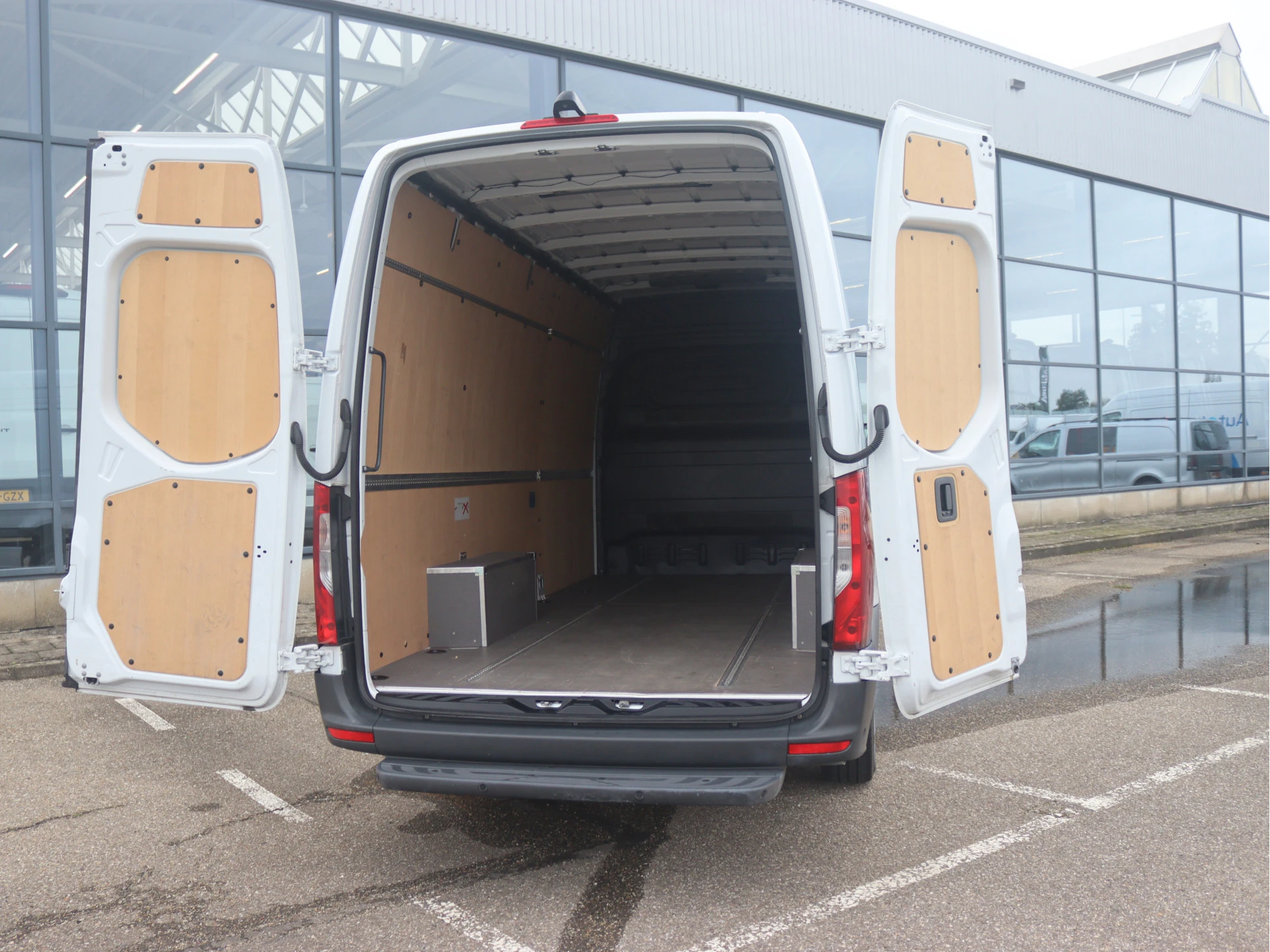 Mercedes-Benz-Sprinter-image-2