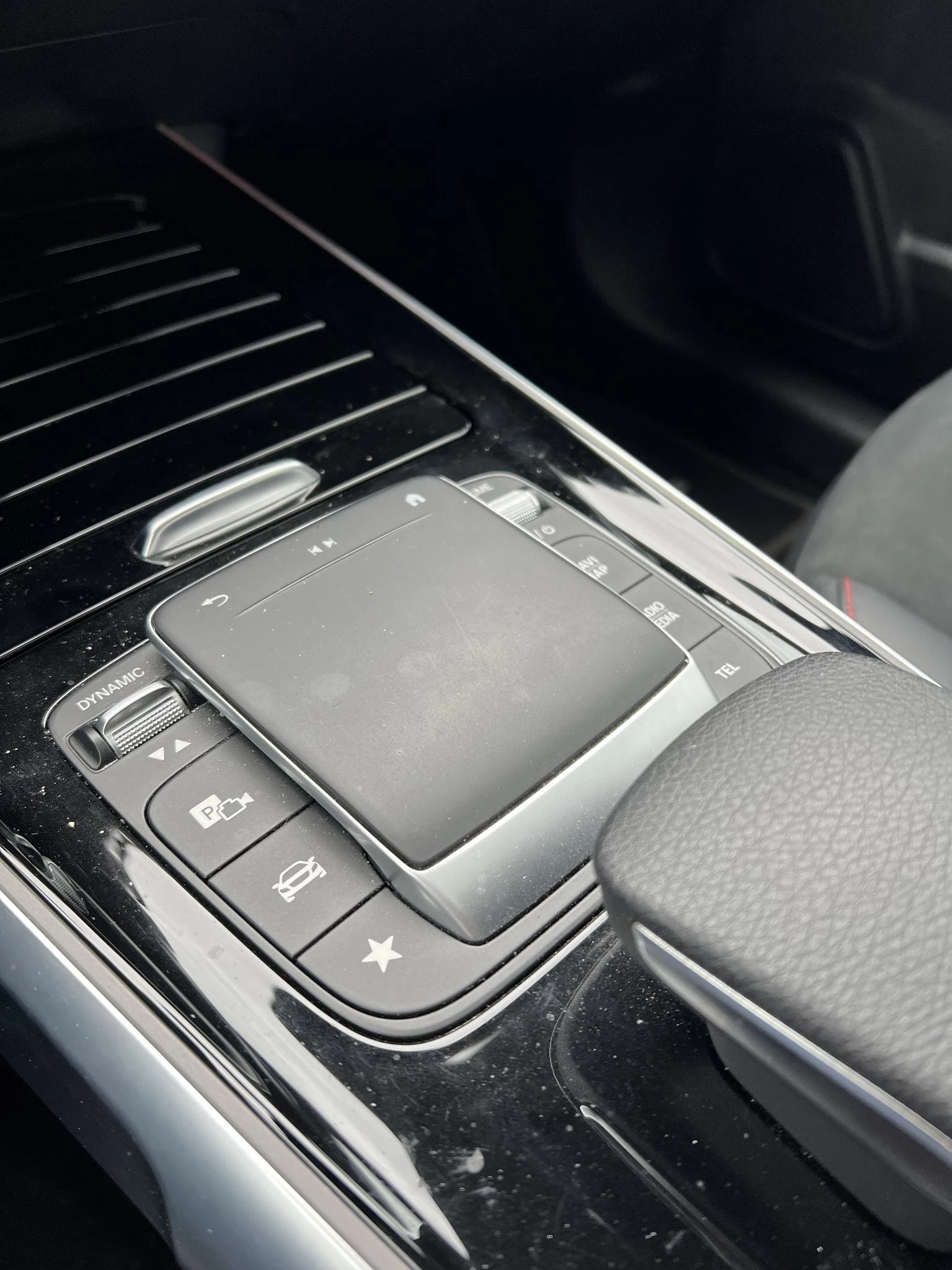 Mercedes-Benz-EQB-image-11
