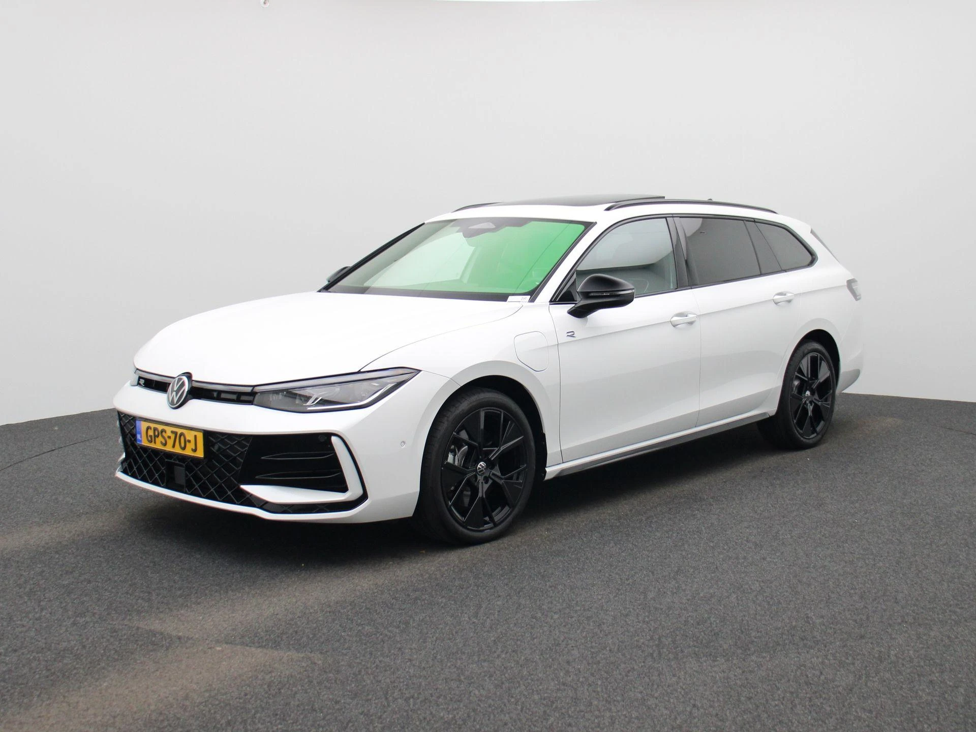 Volkswagen Passat - 1