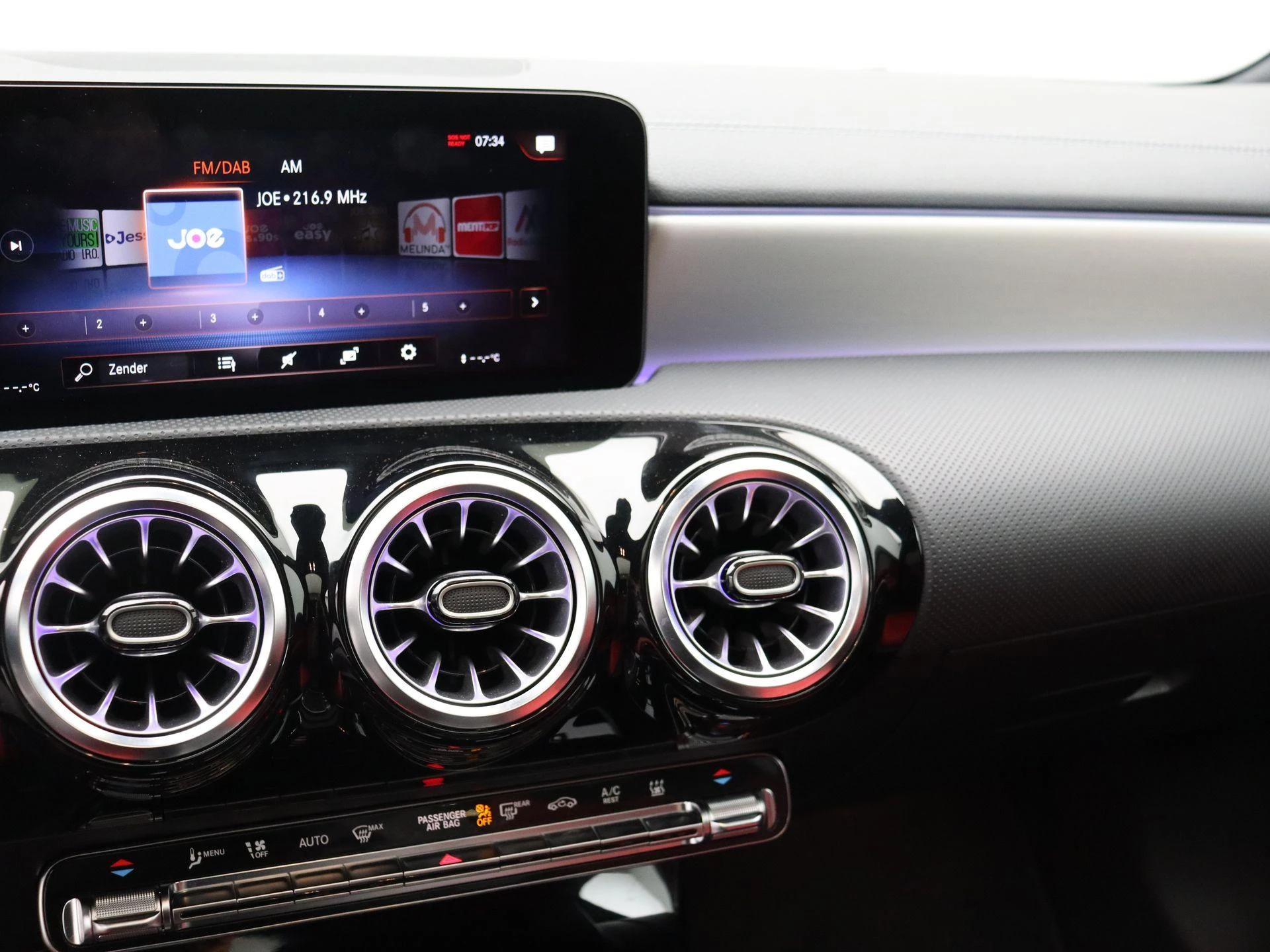 Mercedes-Benz CLA 250 e AMG Line + LEDER + CARPLAY + PANO DAK + HEAD UP + MULTIBEAM