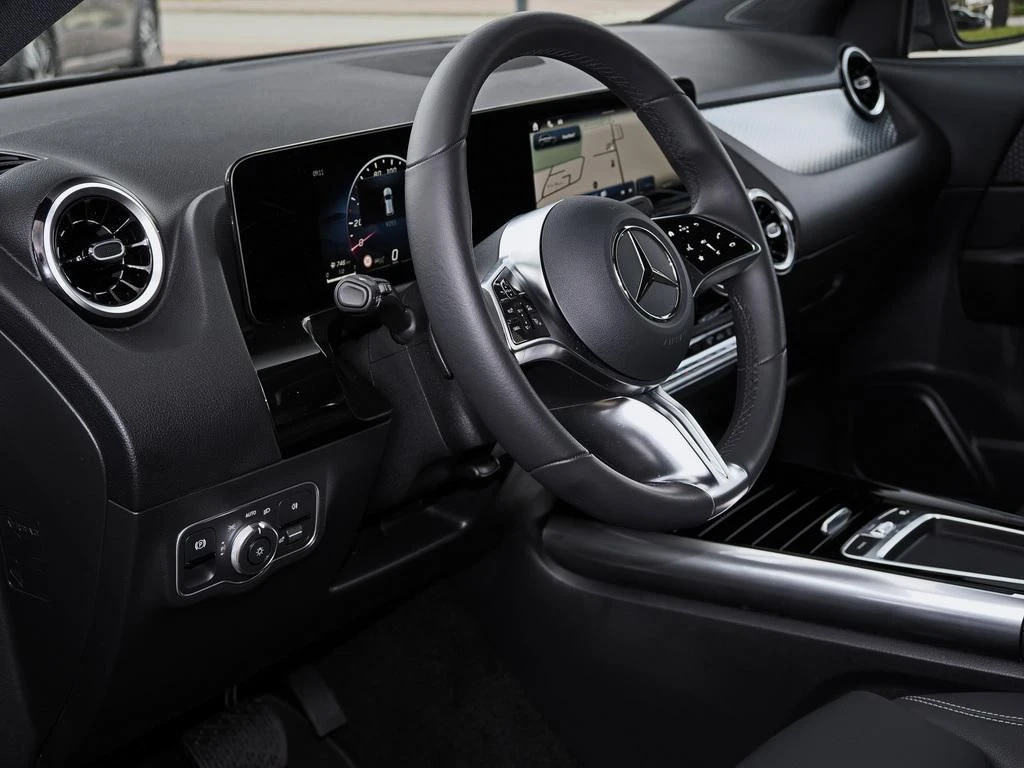 Mercedes-Benz-GLA 200 d-image-9