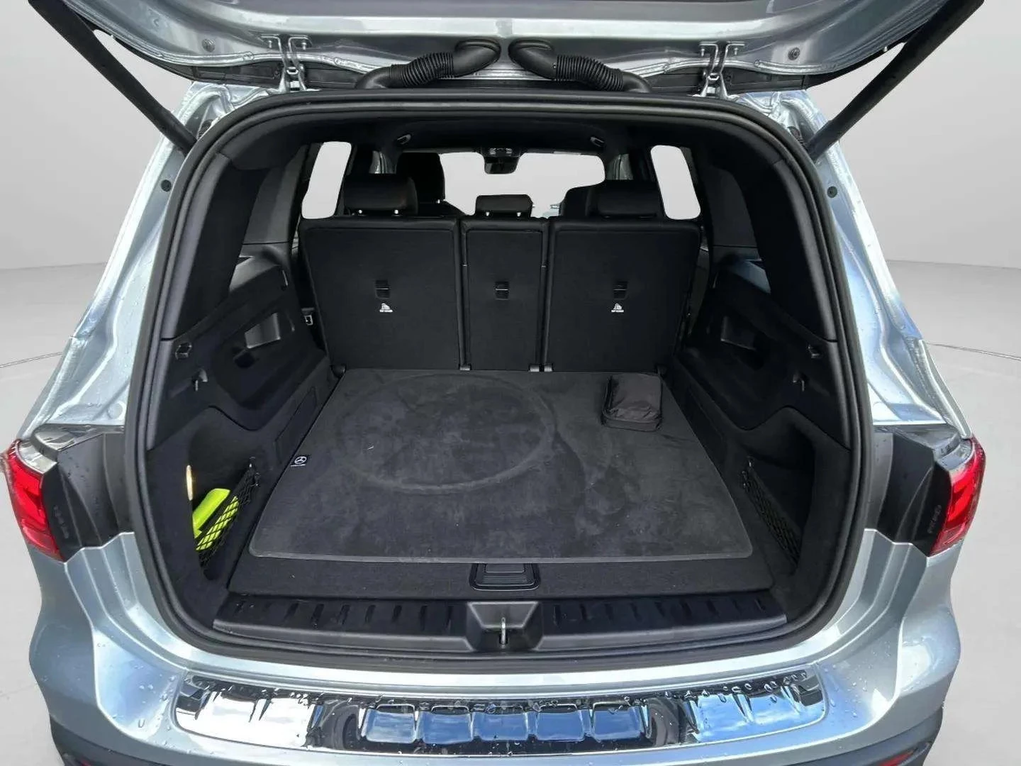 Mercedes-Benz-EQB-image-21