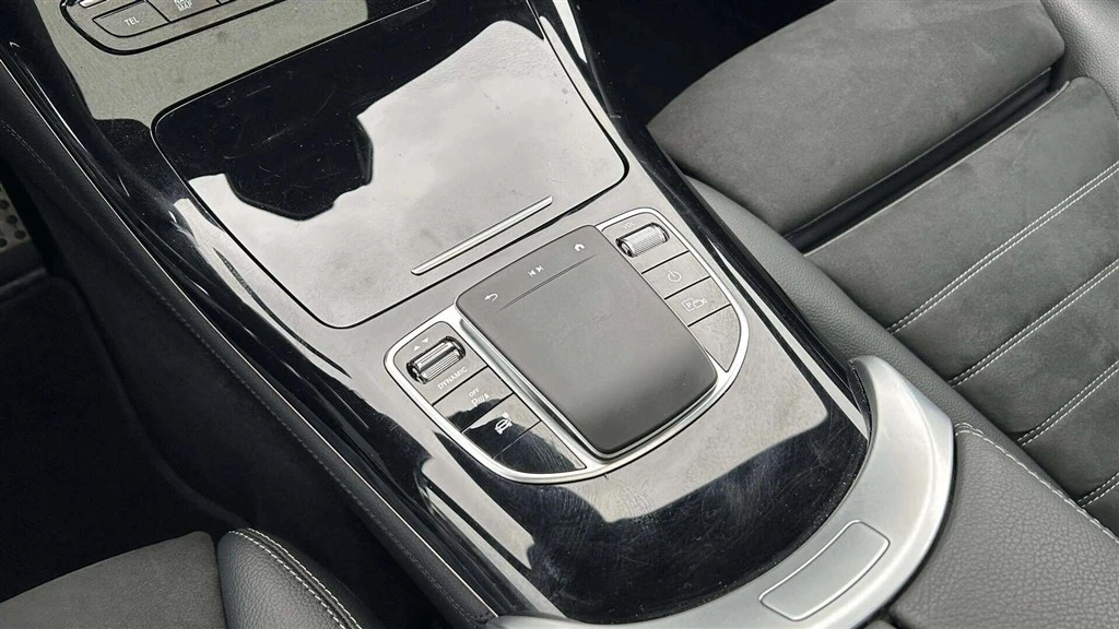 Mercedes-Benz-EQC-image-13