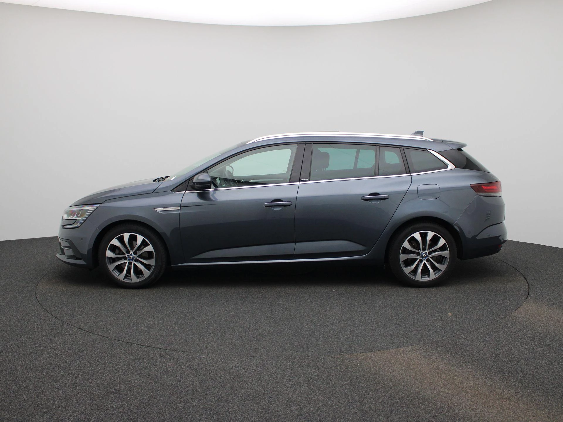Renault-Megane E-Tech-image-5