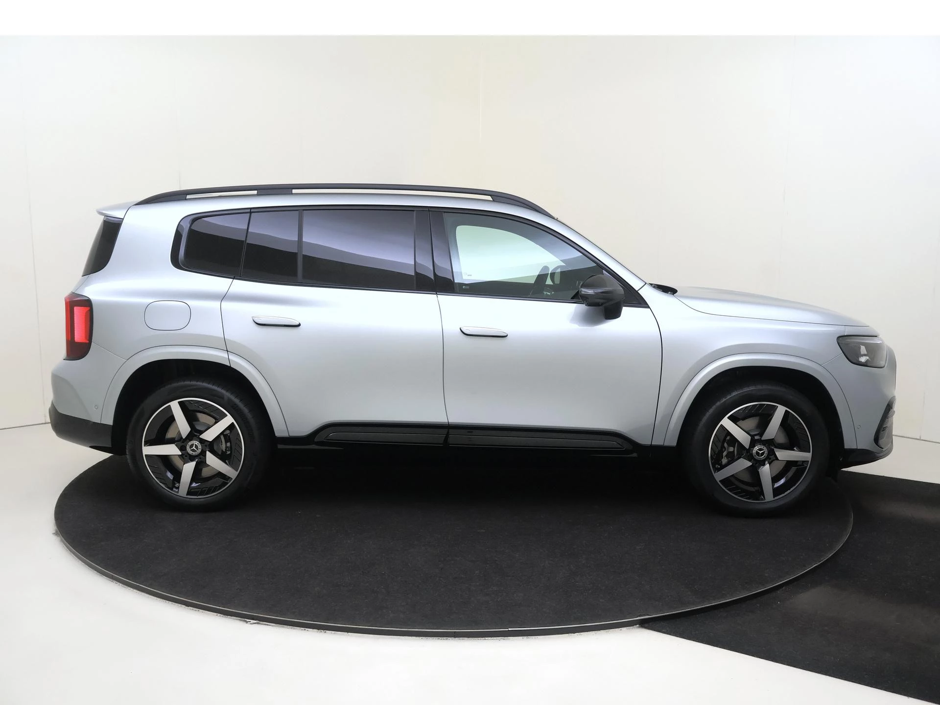 Mercedes-Benz-GLB-image-8