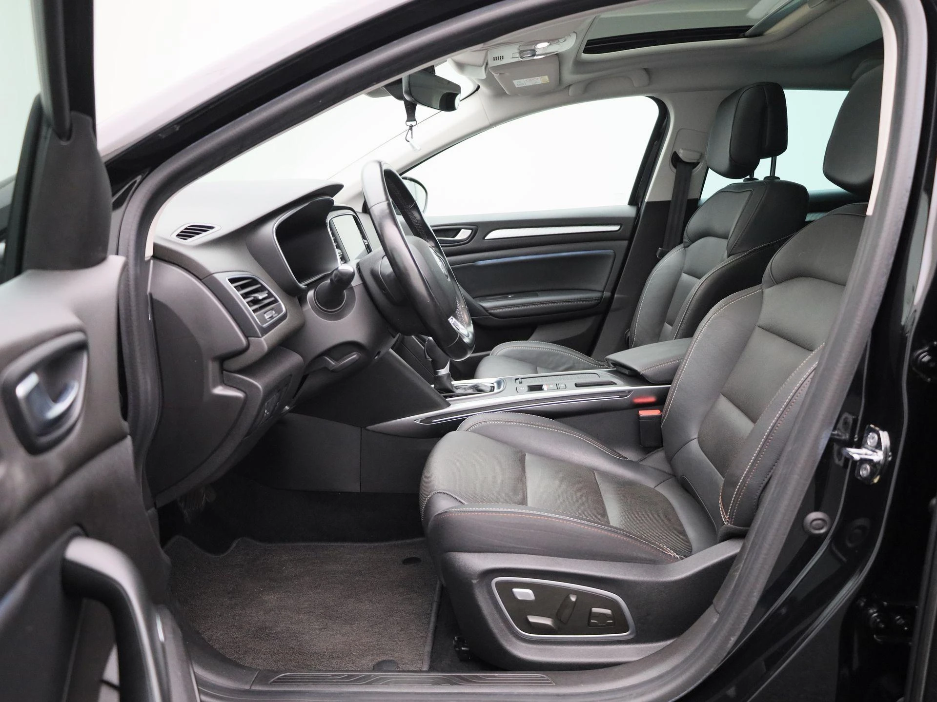 Renault-Megane E-Tech-image-10