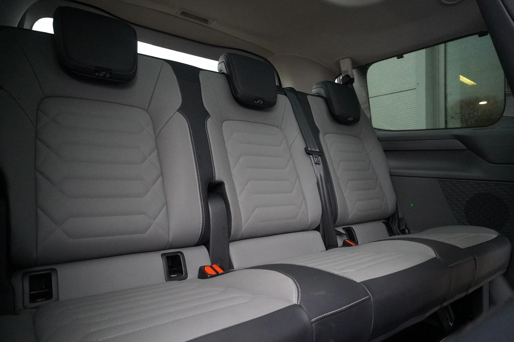 Volkswagen-Transporter-image-34