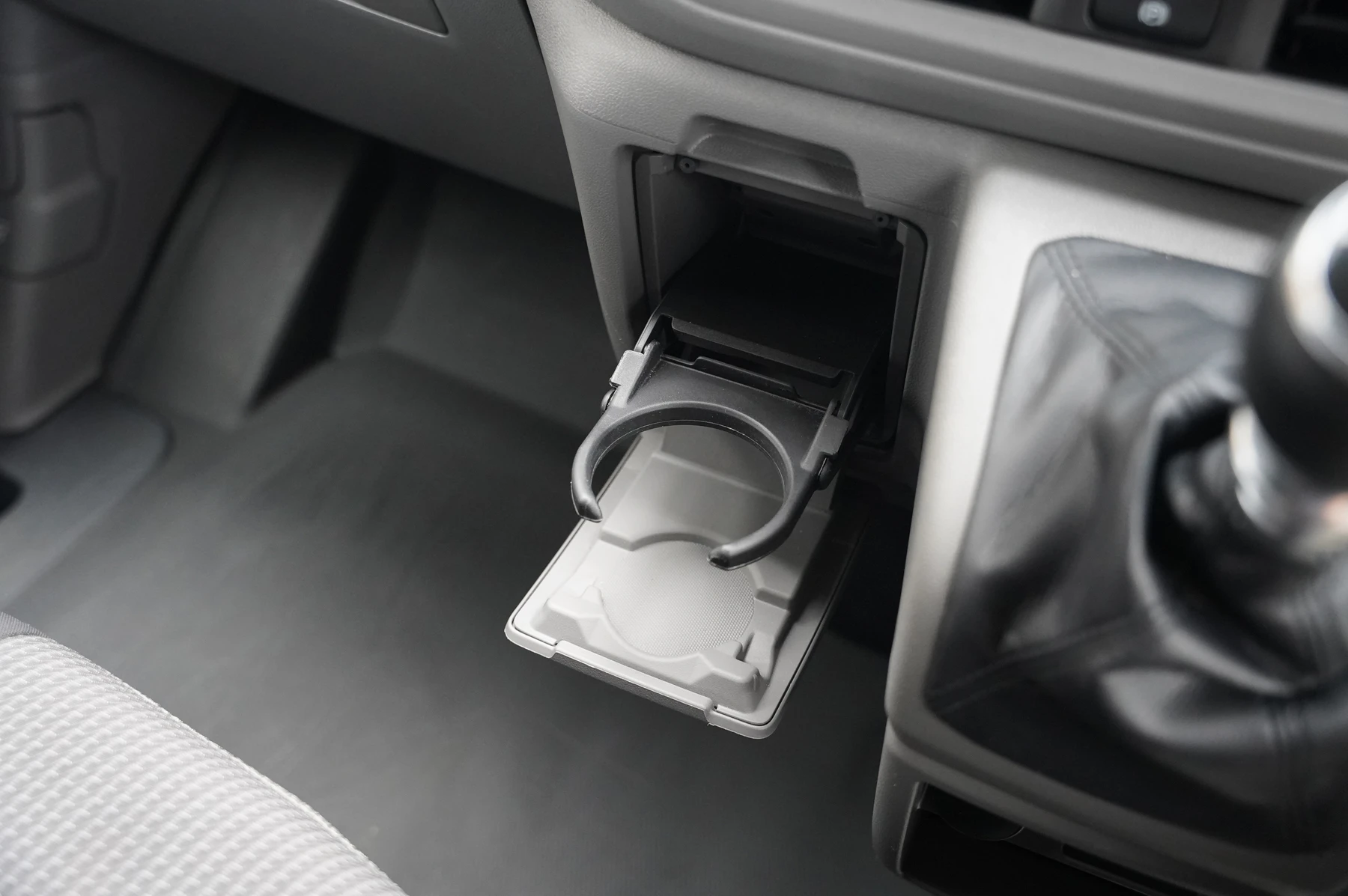 Volkswagen-Transporter-image-25