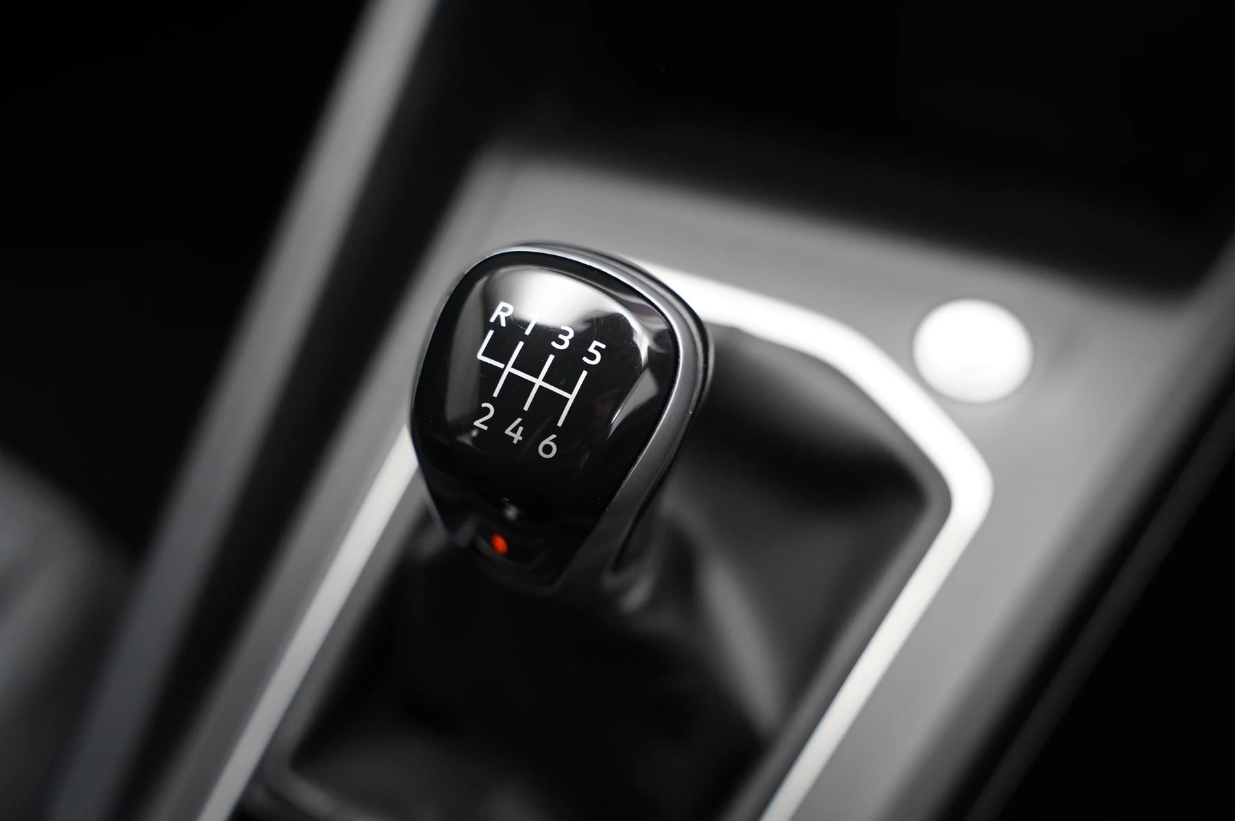 Volkswagen-Golf-image-25