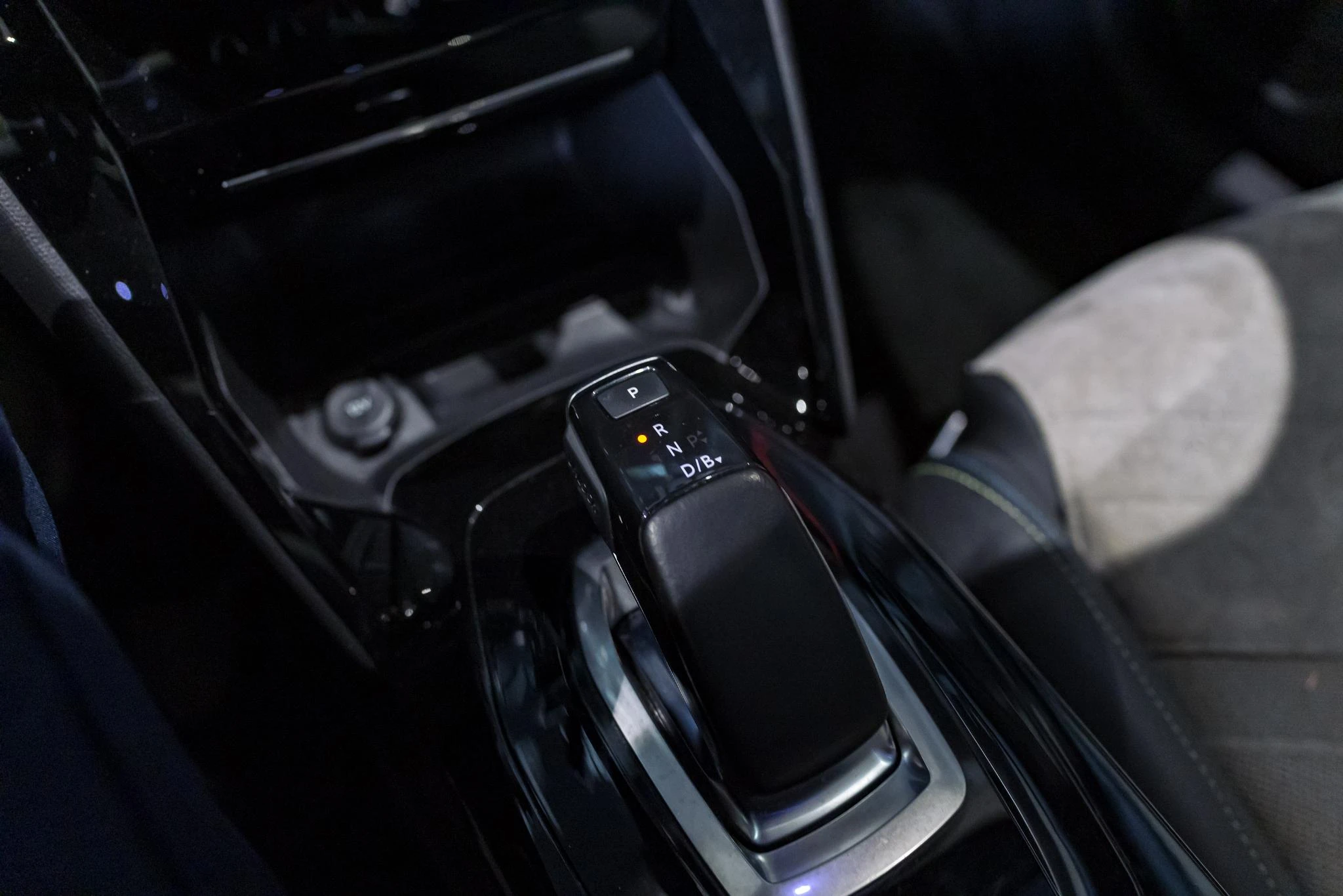 Peugeot-e-208-image-30