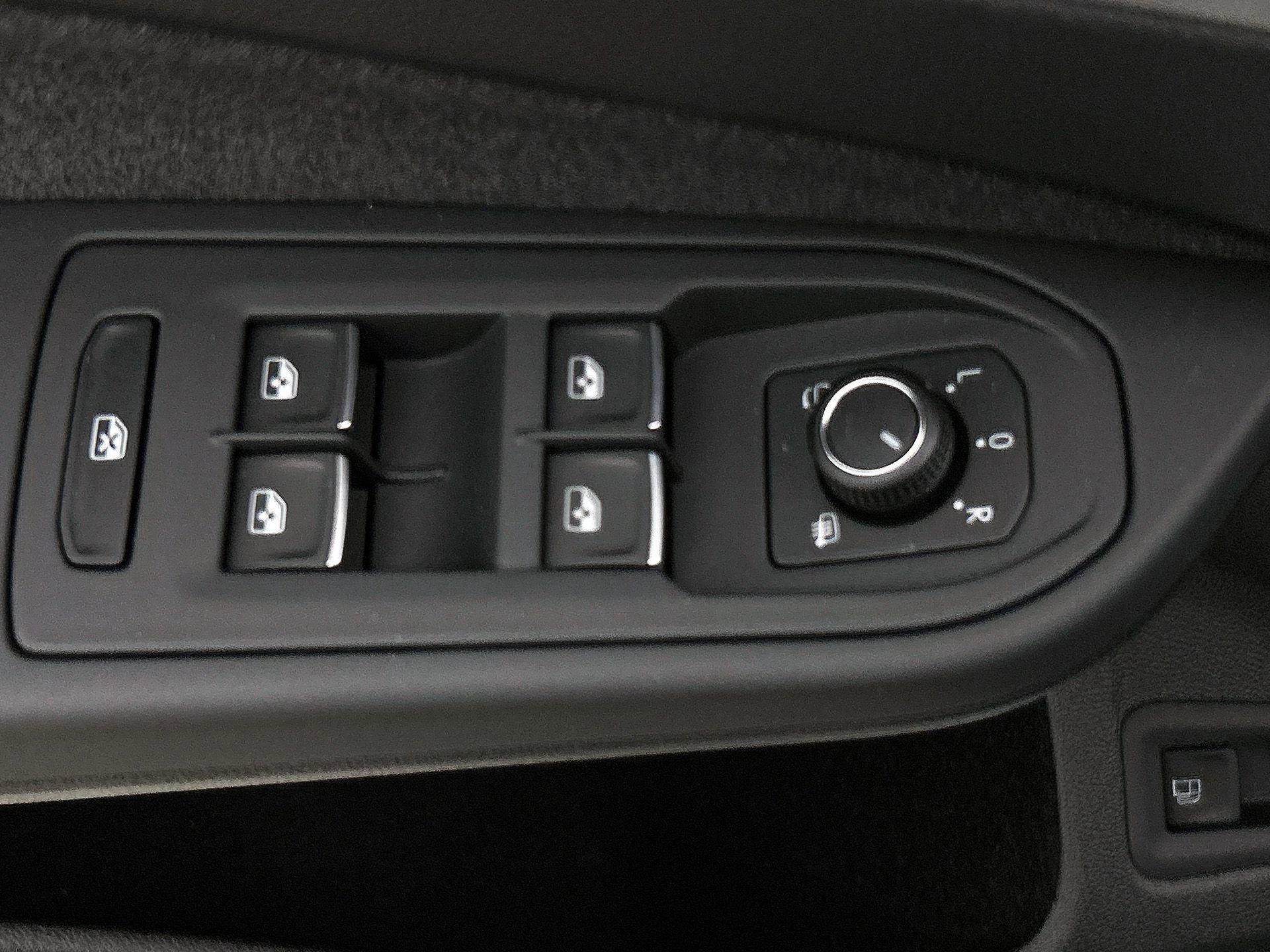 Volkswagen-Golf-image-34
