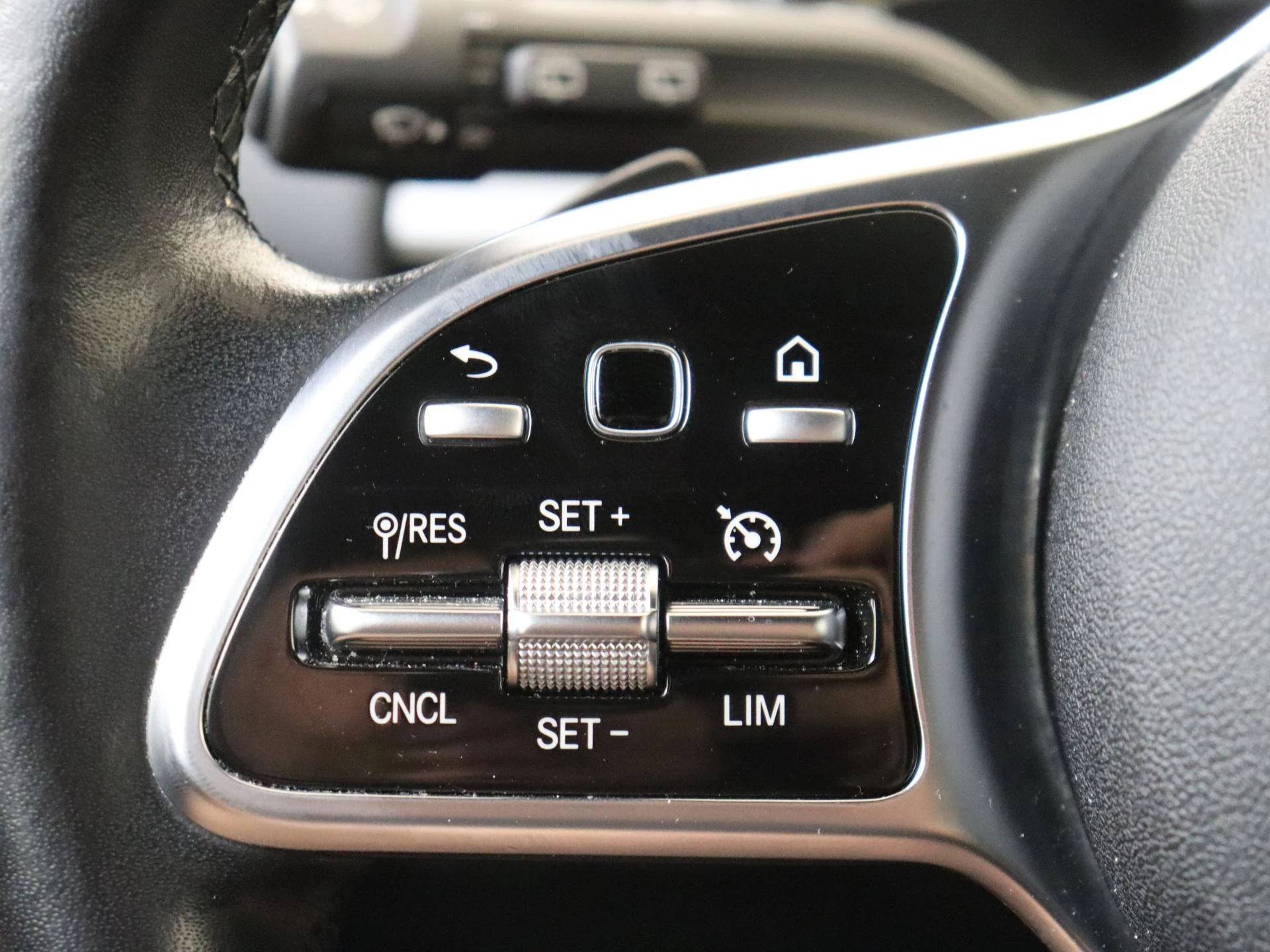 Mercedes-Benz-GLA-image-12