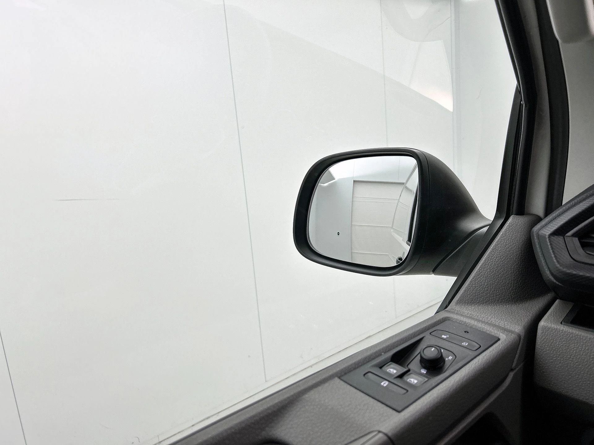 Volkswagen-Transporter-image-16