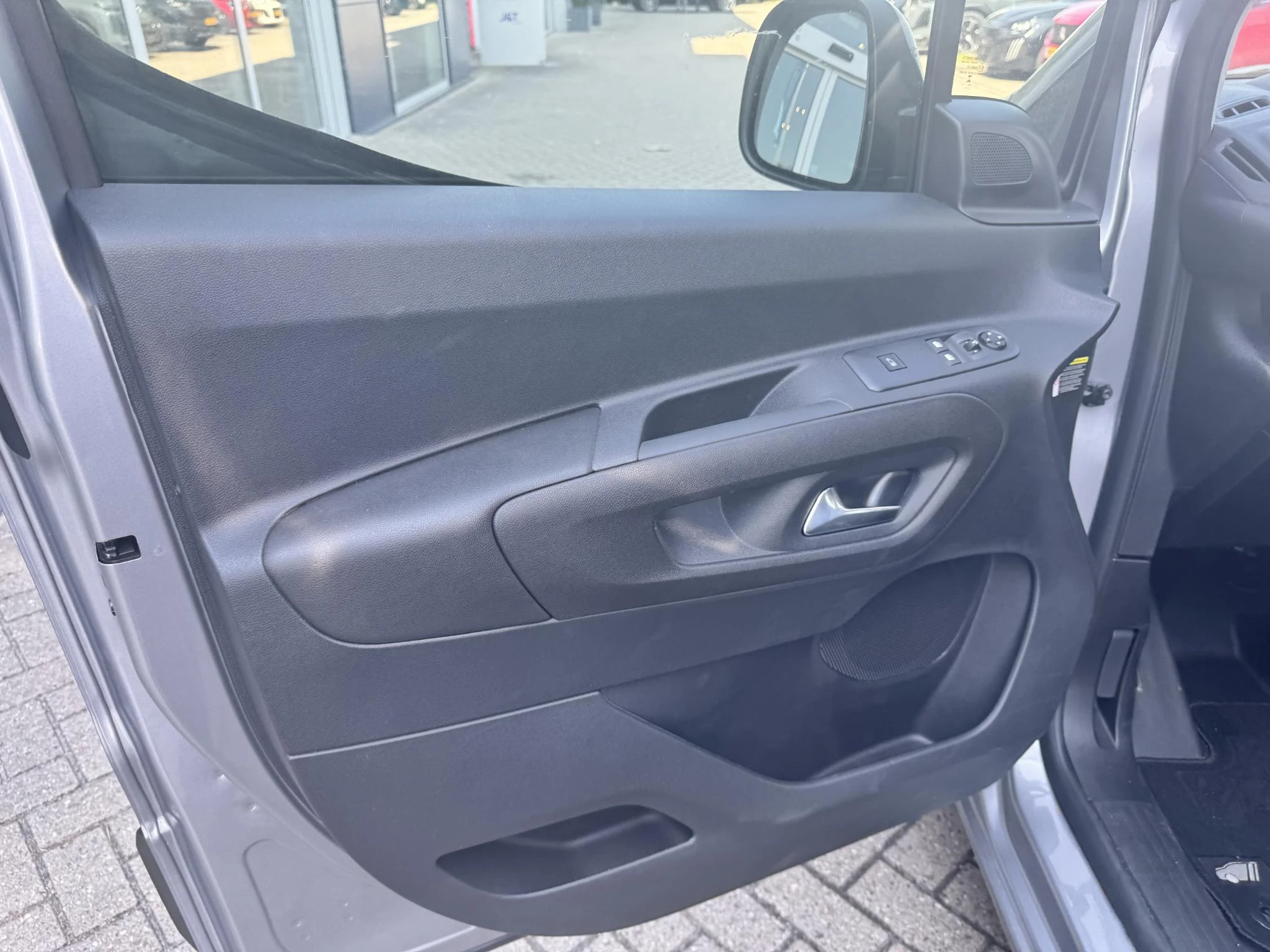 Peugeot-e-Partner-image-10