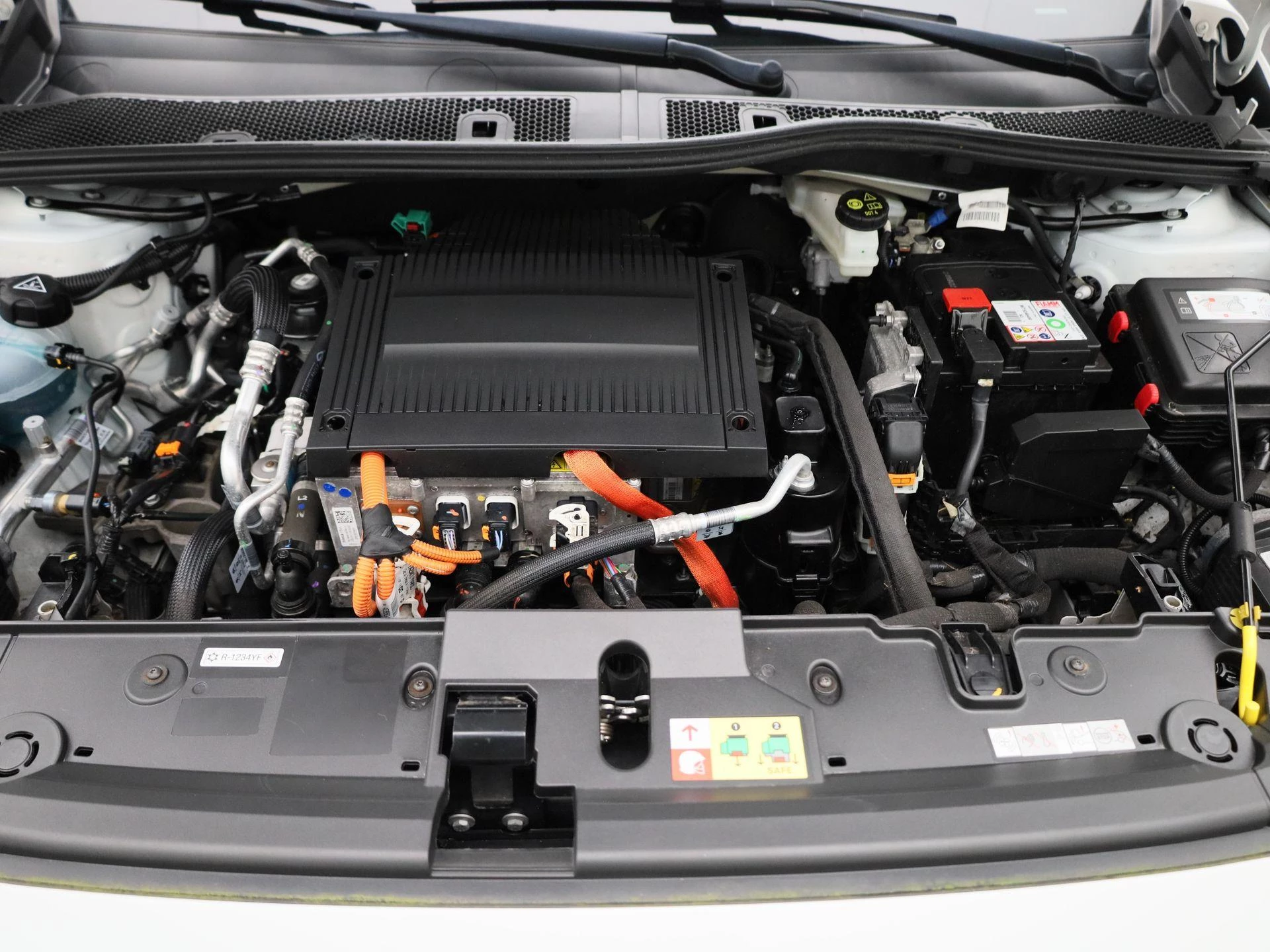 Peugeot-e-208-image-32