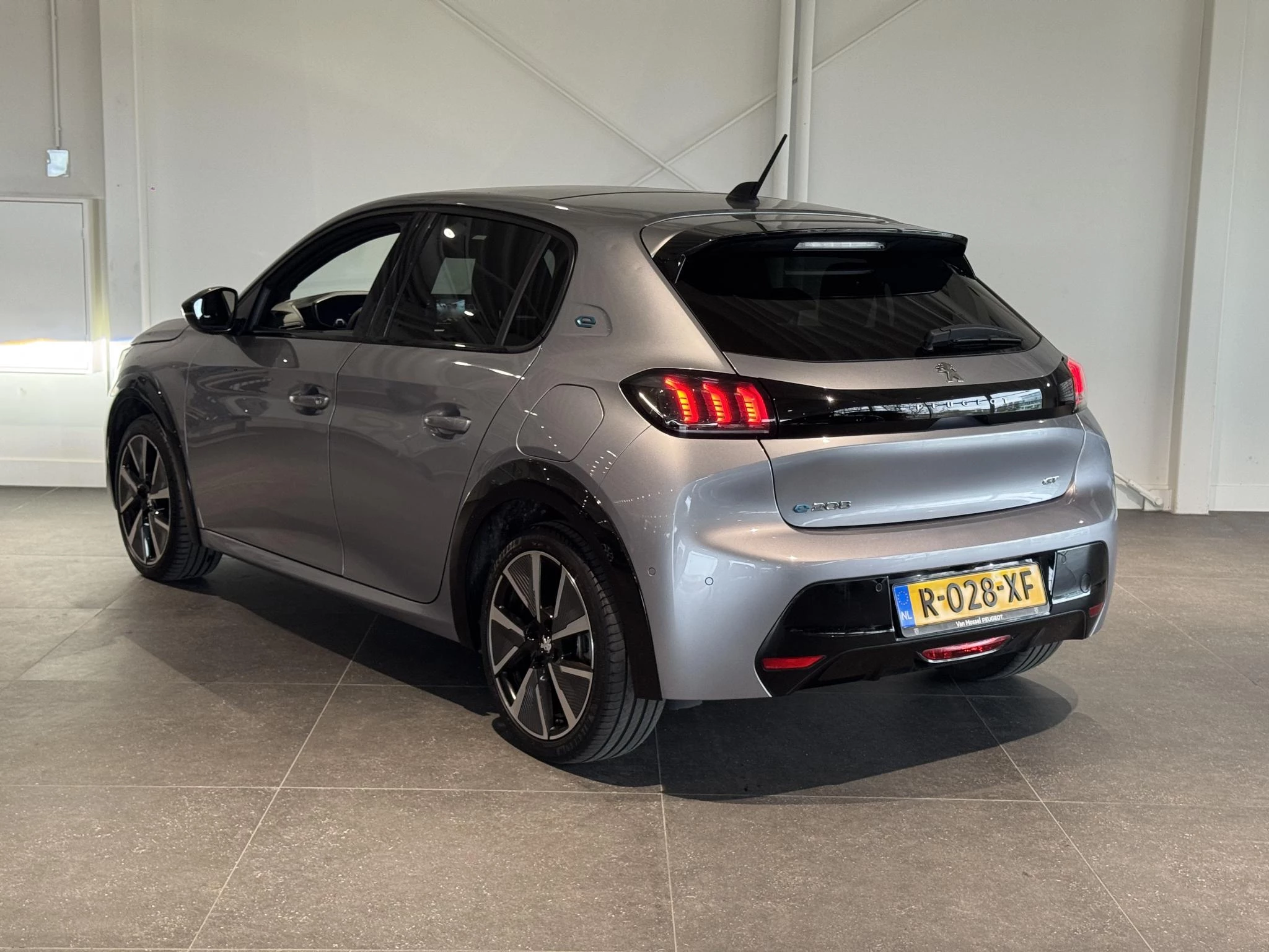 Peugeot-e-208-image-4