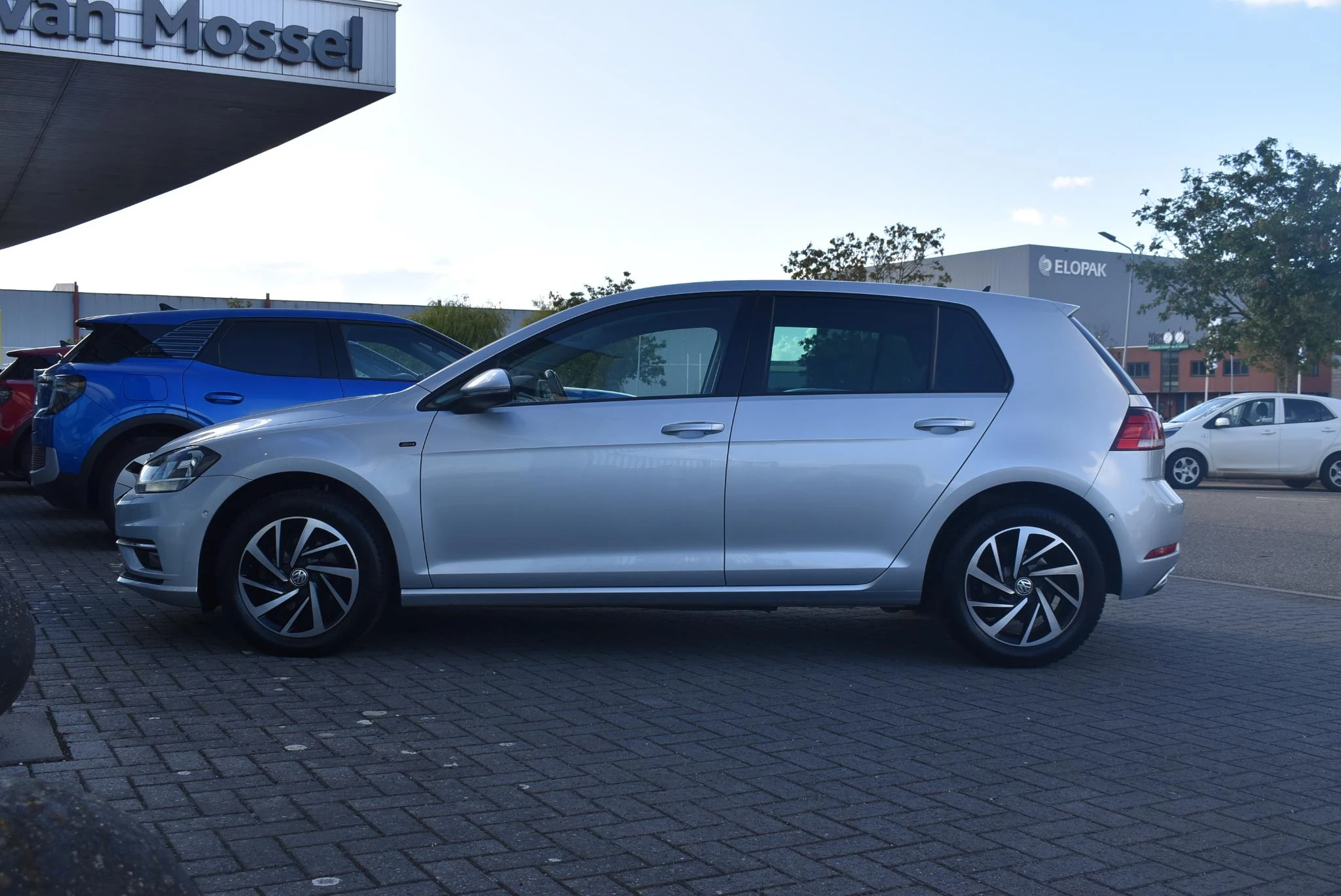 Volkswagen-Golf-image-7