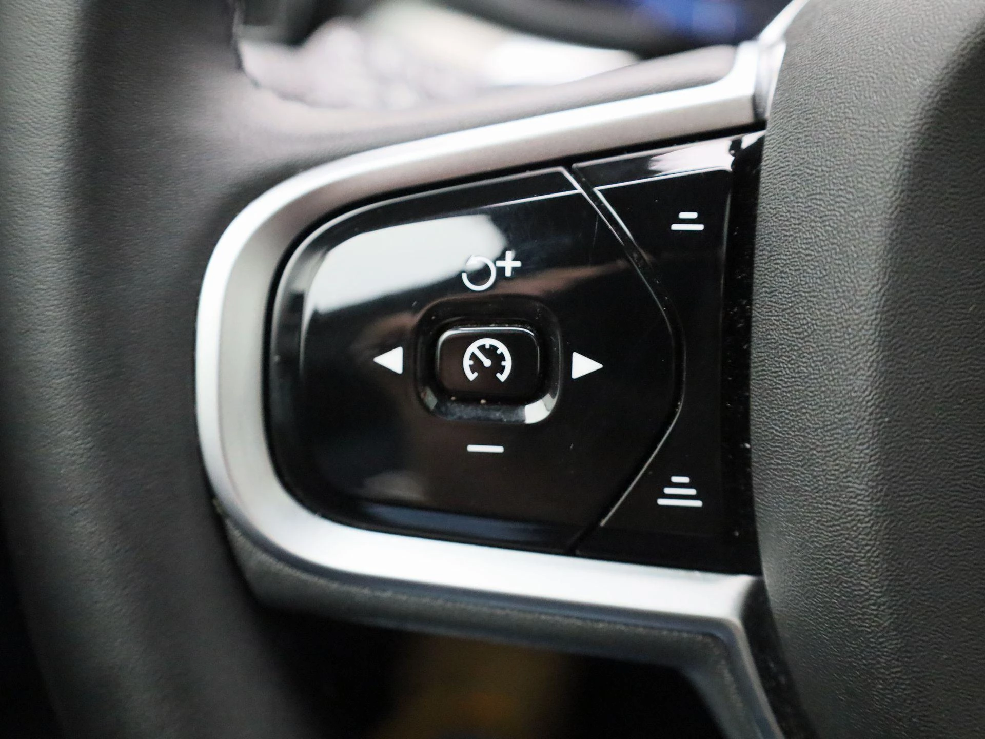 Volvo XC60 2.0 T6 Plug-in hybrid AWD Plus Dark