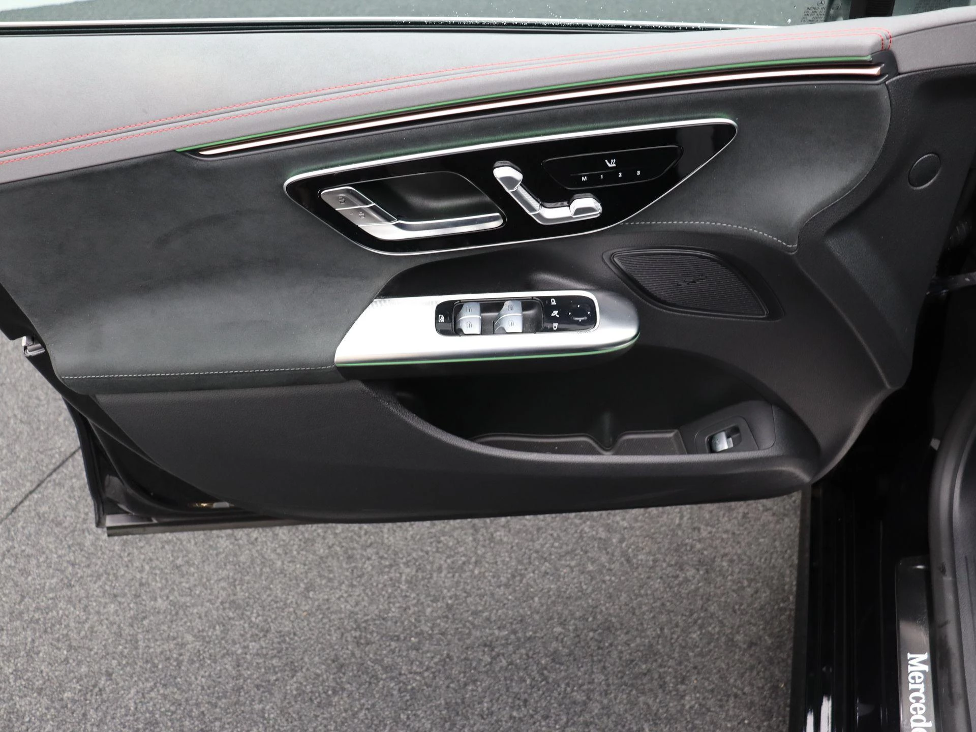 Mercedes-Benz EQE 300 AMG Line + PANORAMISCH DAK + CARPLAY + CAMERA +