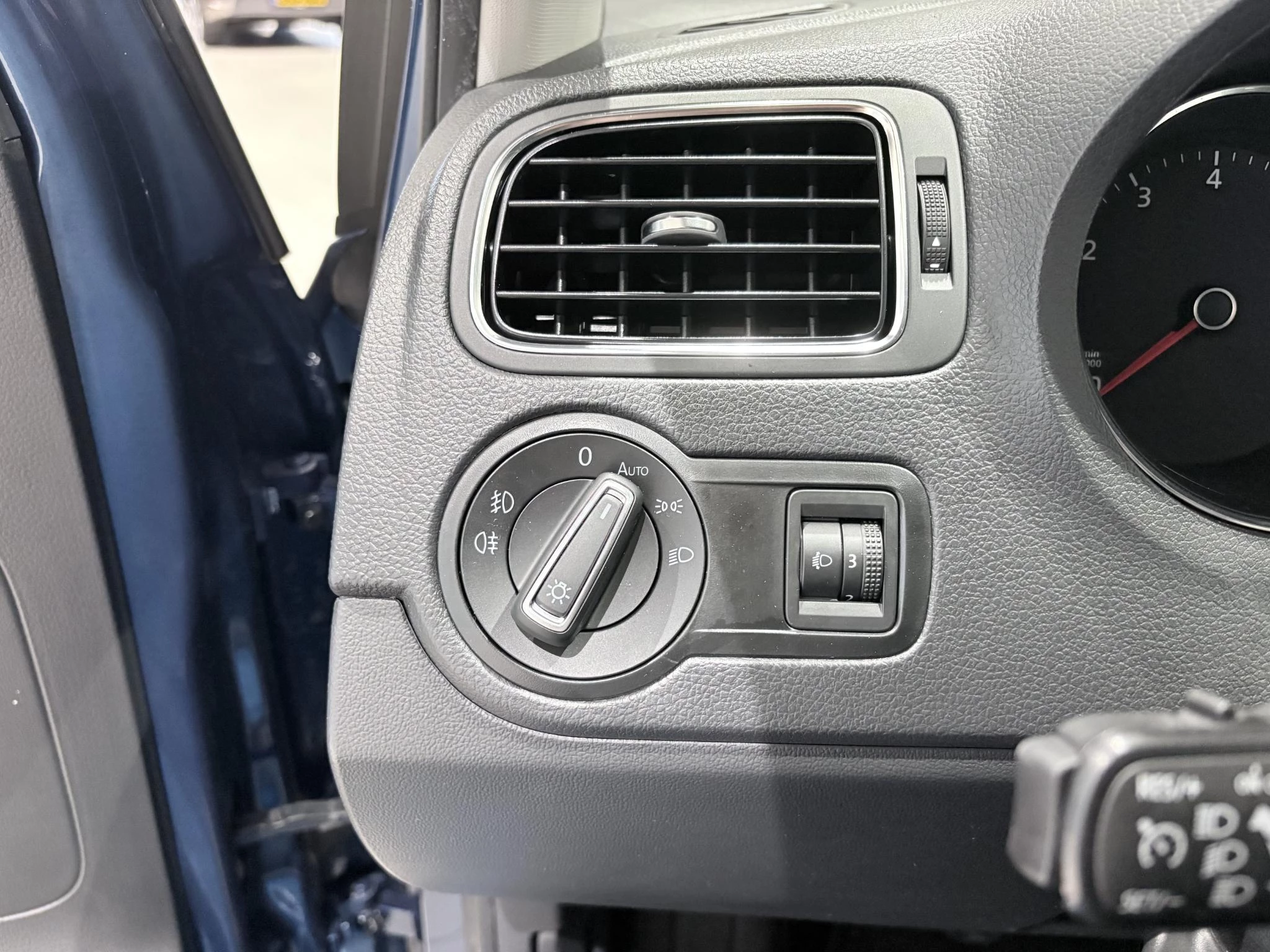 Volkswagen-Polo-image-12