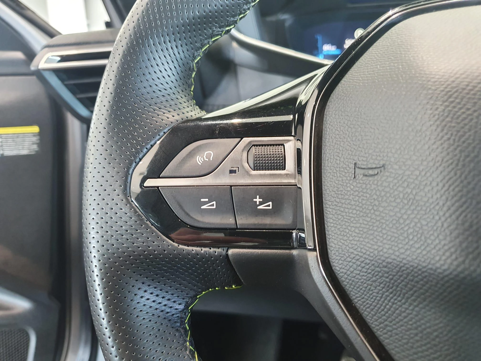 Peugeot-e-2008-image-12