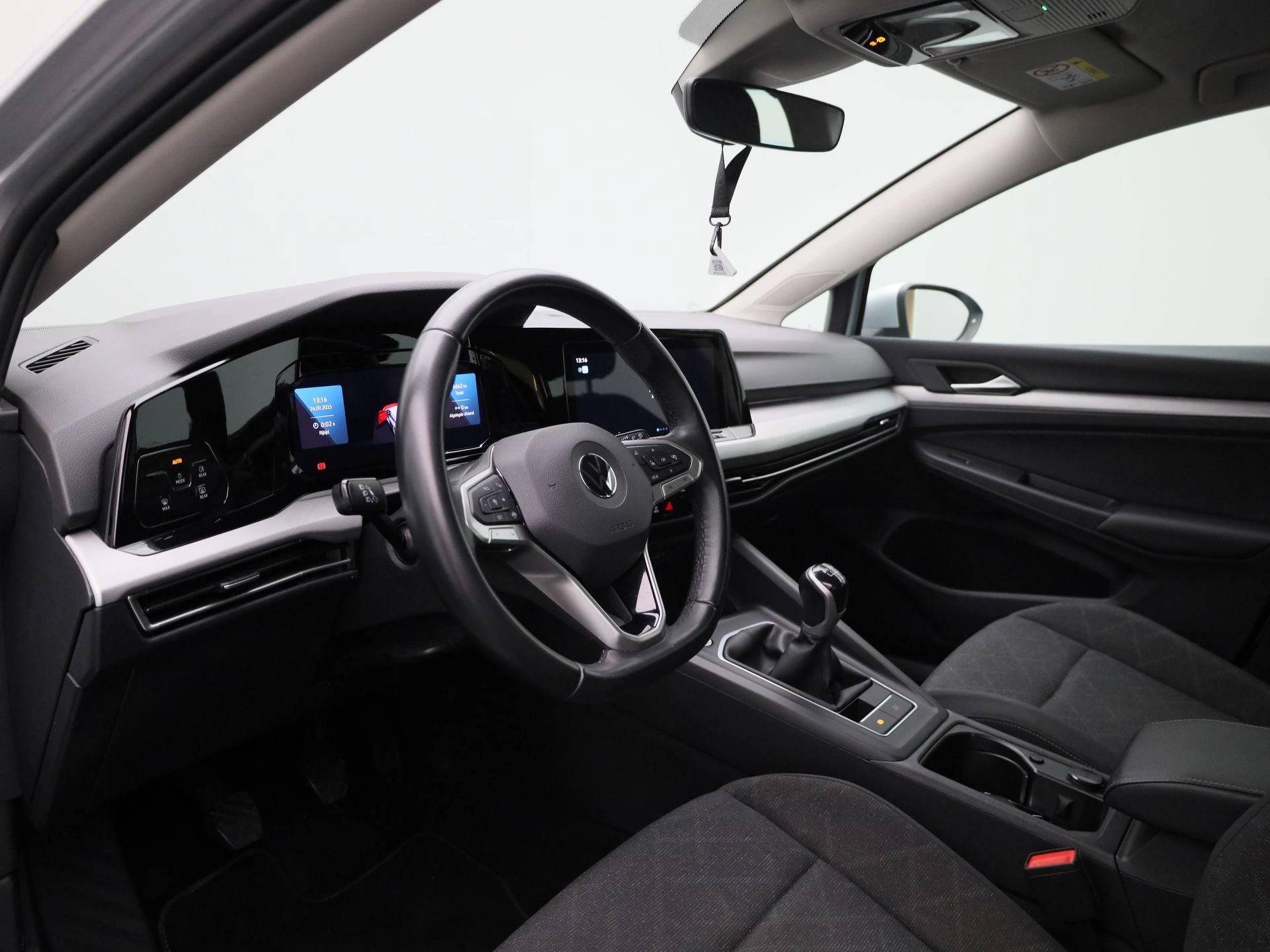 Volkswagen-Golf-image-31