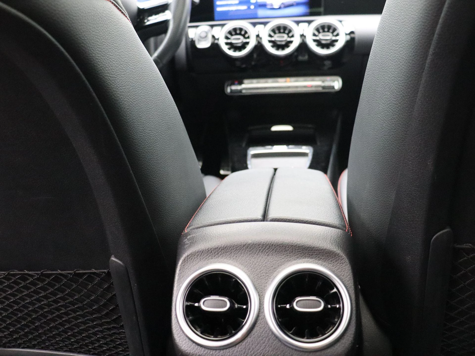 Mercedes-Benz A-Klasse 180 Sedan AMG Line + PANO DAK + MULTIBEAM LED + CARPLAY +