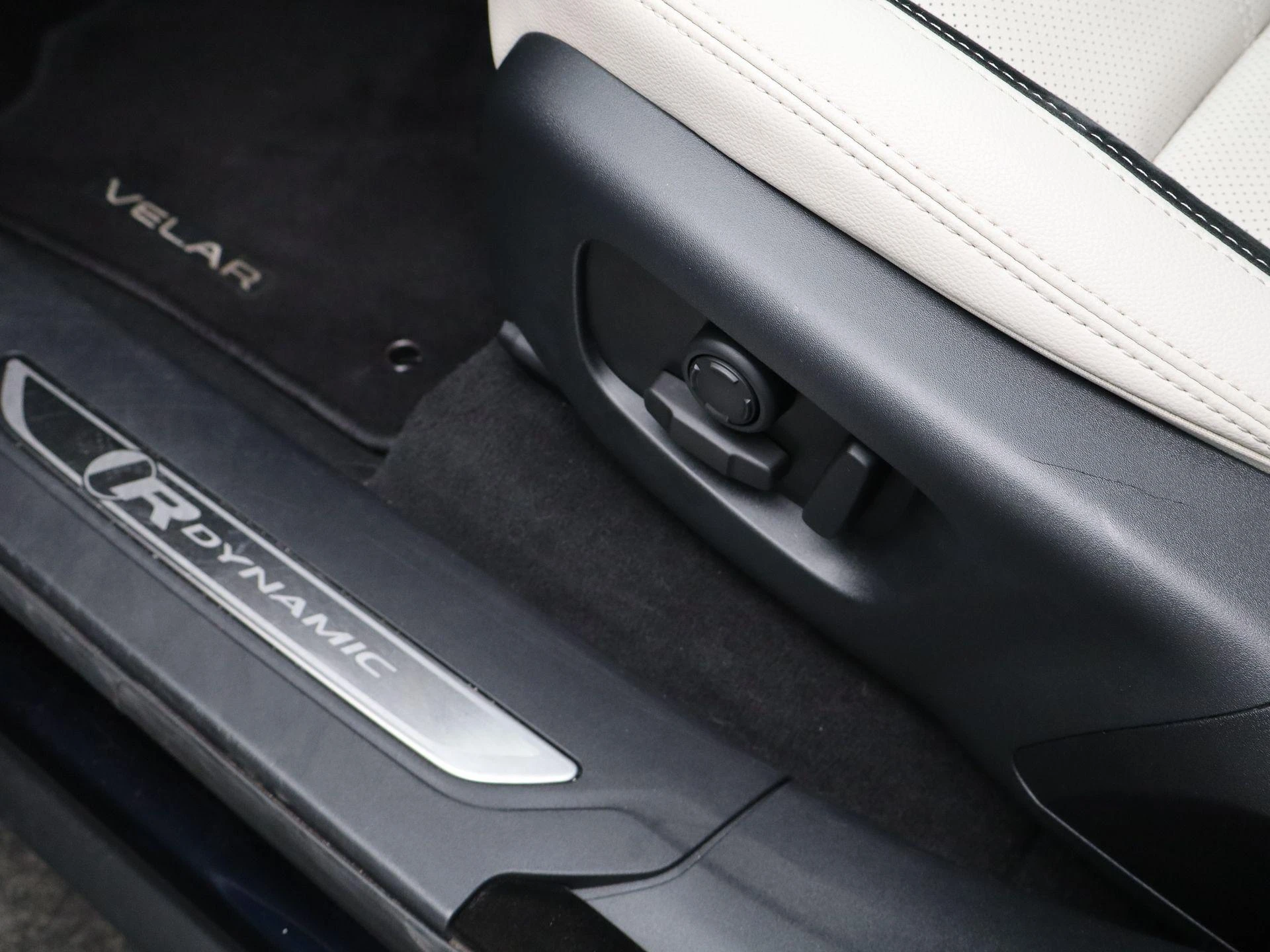 Land Rover-Range Rover Velar-image-30
