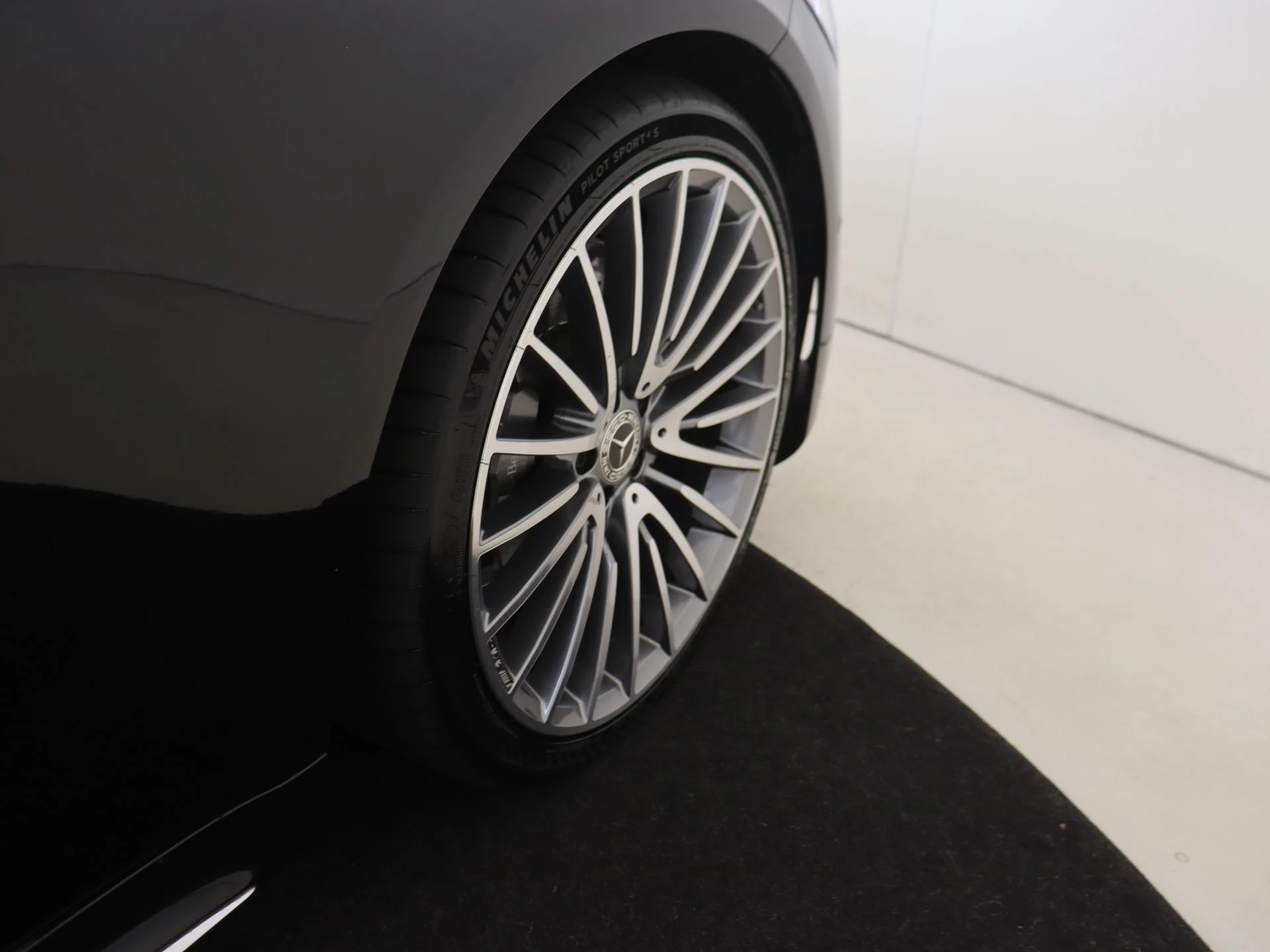 Mercedes-Benz-S-Klasse-image-32