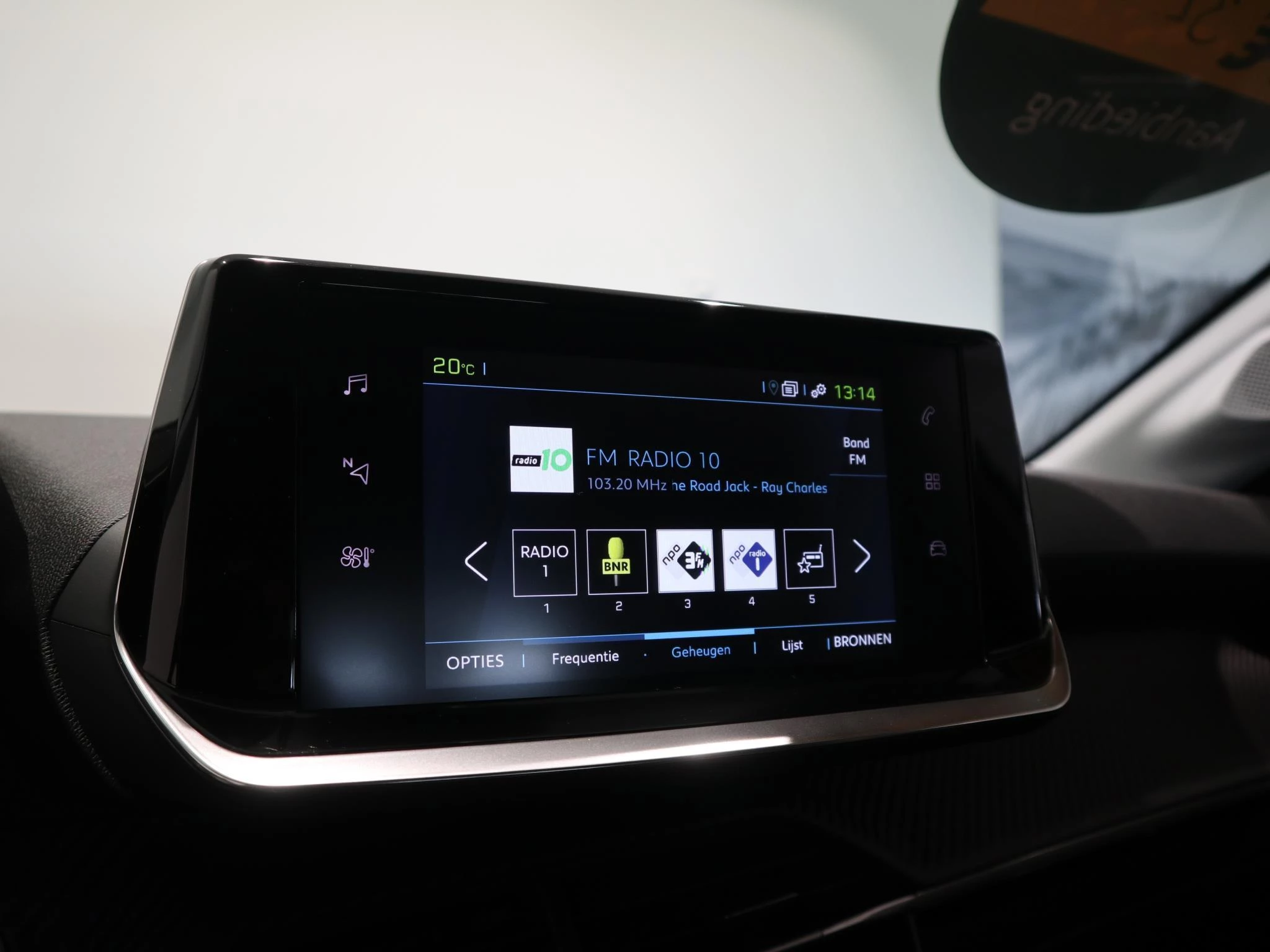 Peugeot-e-208-image-9