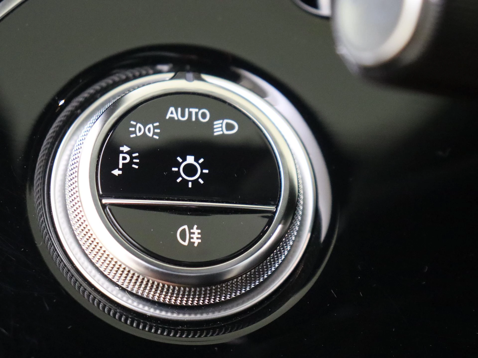 Mercedes-Benz-E-Klasse-image-24