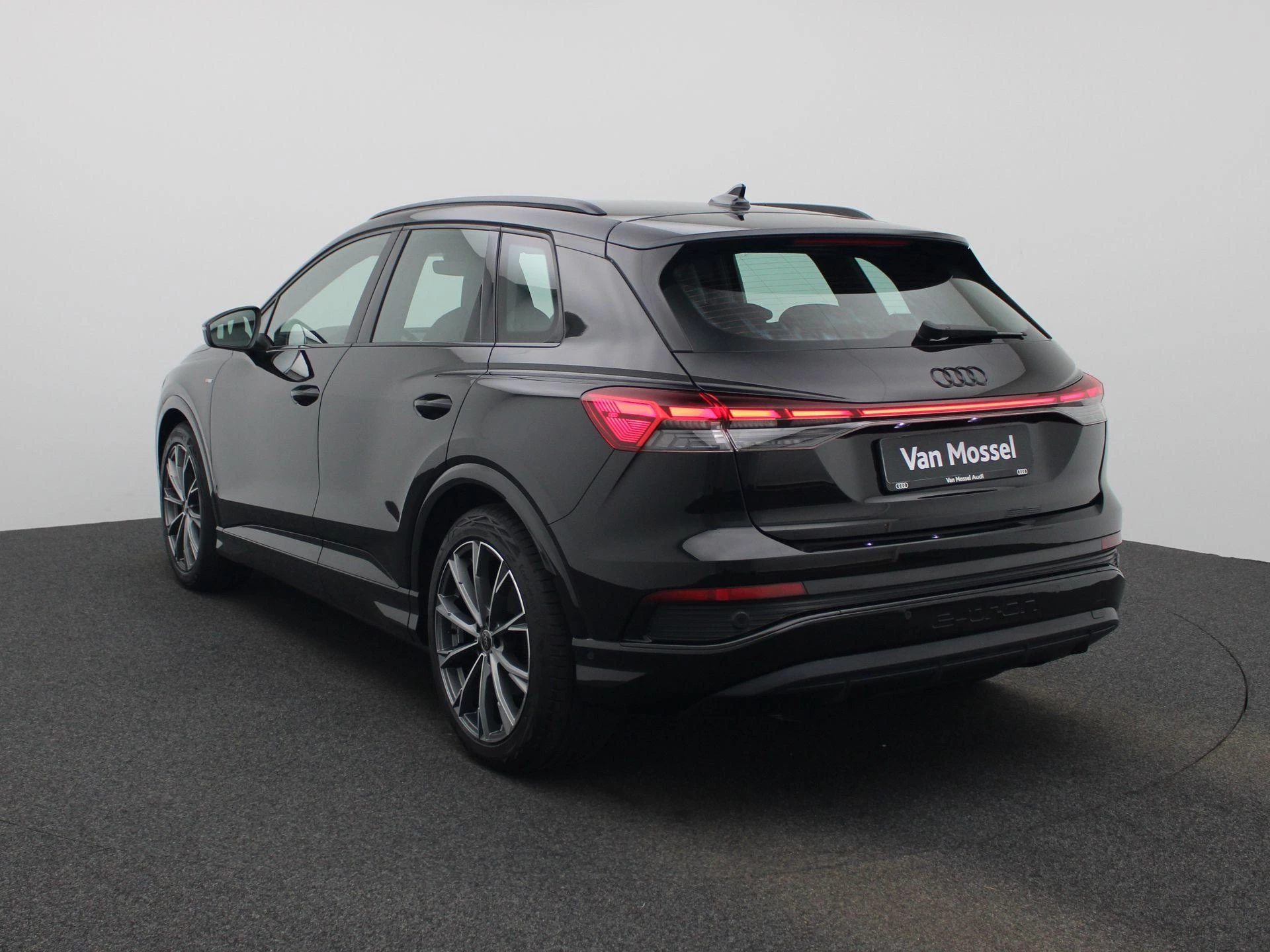 Audi-Q4 e-tron-image-1
