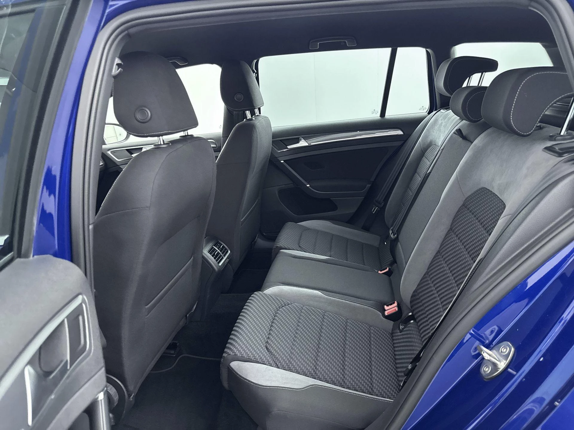 Volkswagen-Golf-image-24