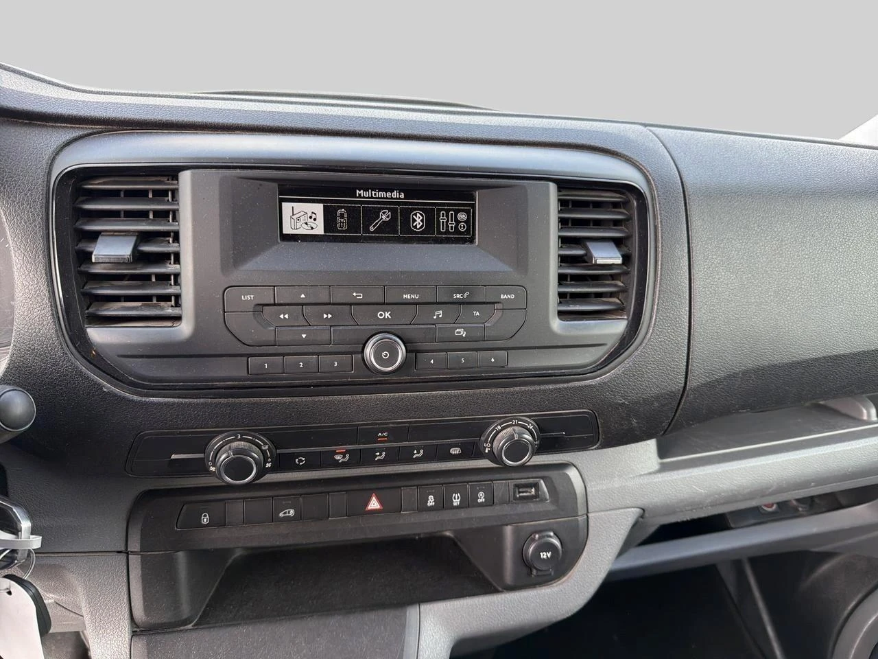 Opel-Vivaro-image-11