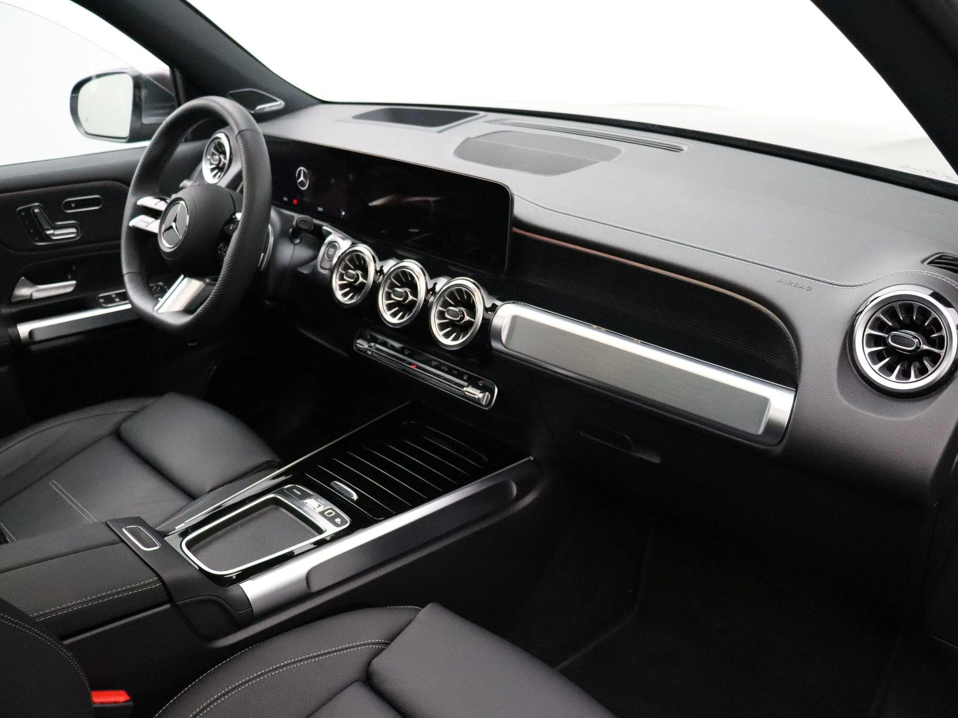 Mercedes-Benz-EQB-image-28