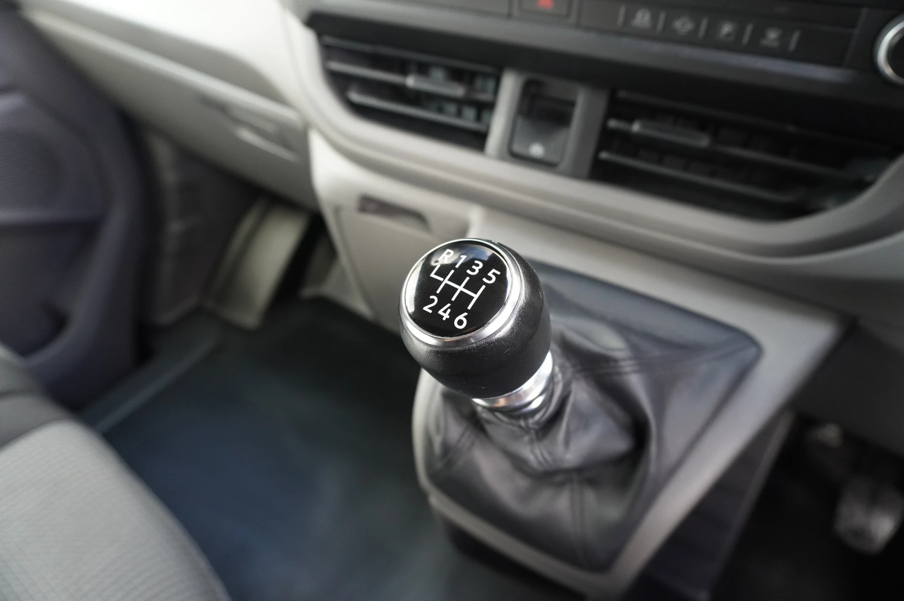Volkswagen-Transporter-image-32
