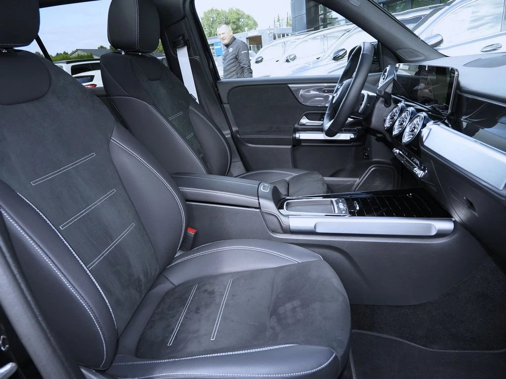 Mercedes-Benz-GLB 200 d-image-11