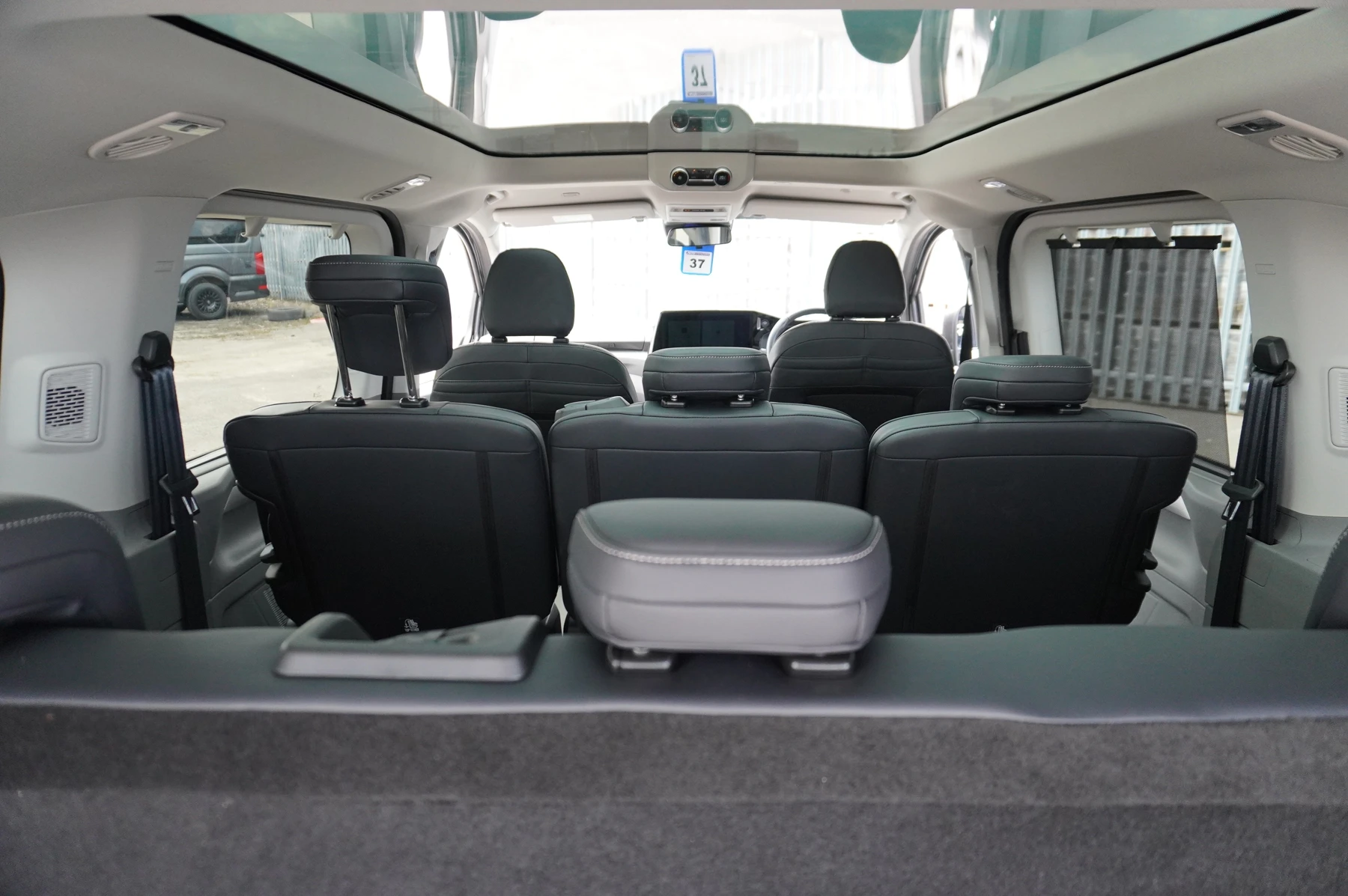 Volkswagen-Transporter-image-21