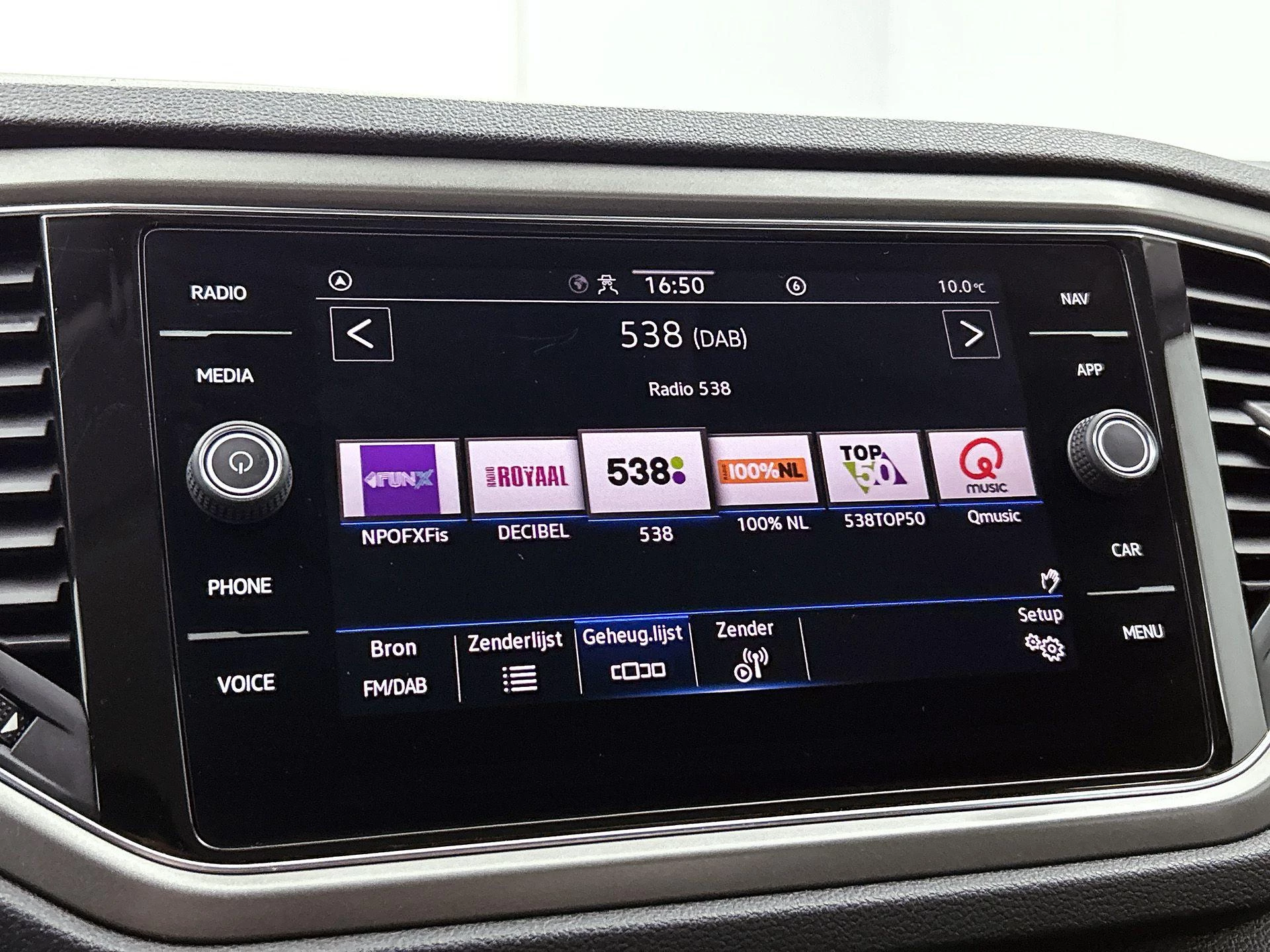 Volkswagen-T-Roc-image-14