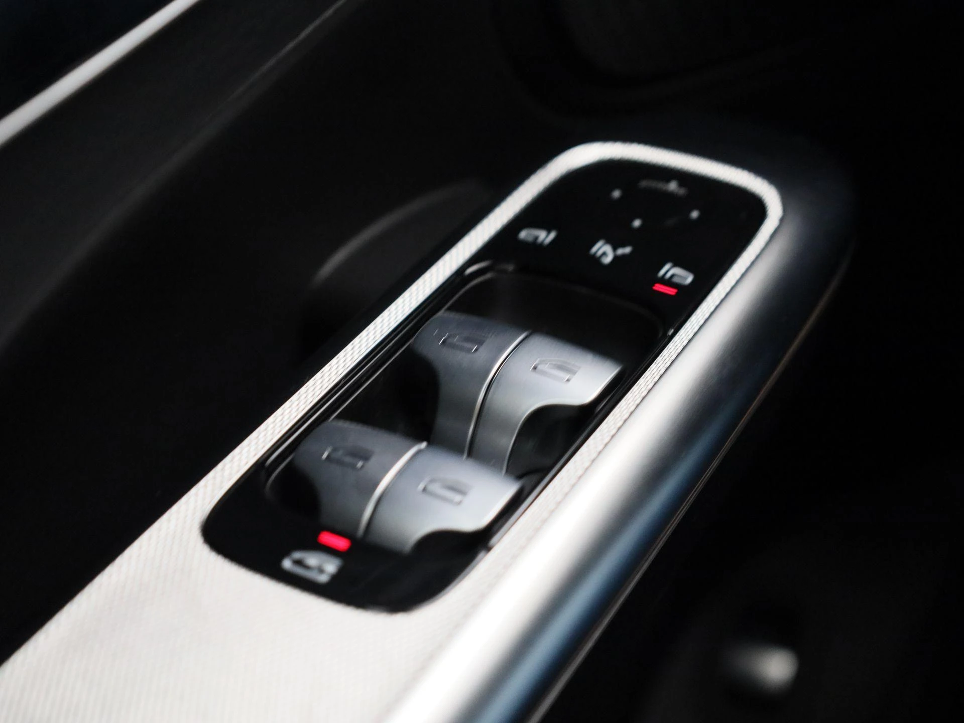 Mercedes-Benz-GLC-image-35