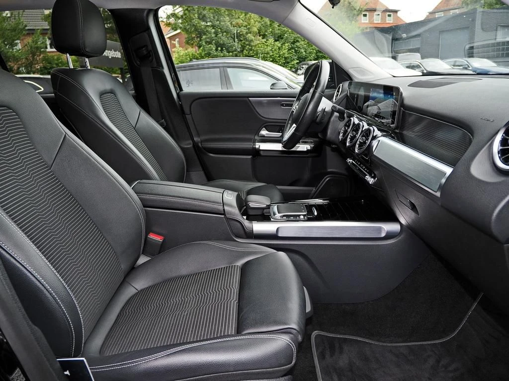 Mercedes-Benz-GLB 200 d-image-12