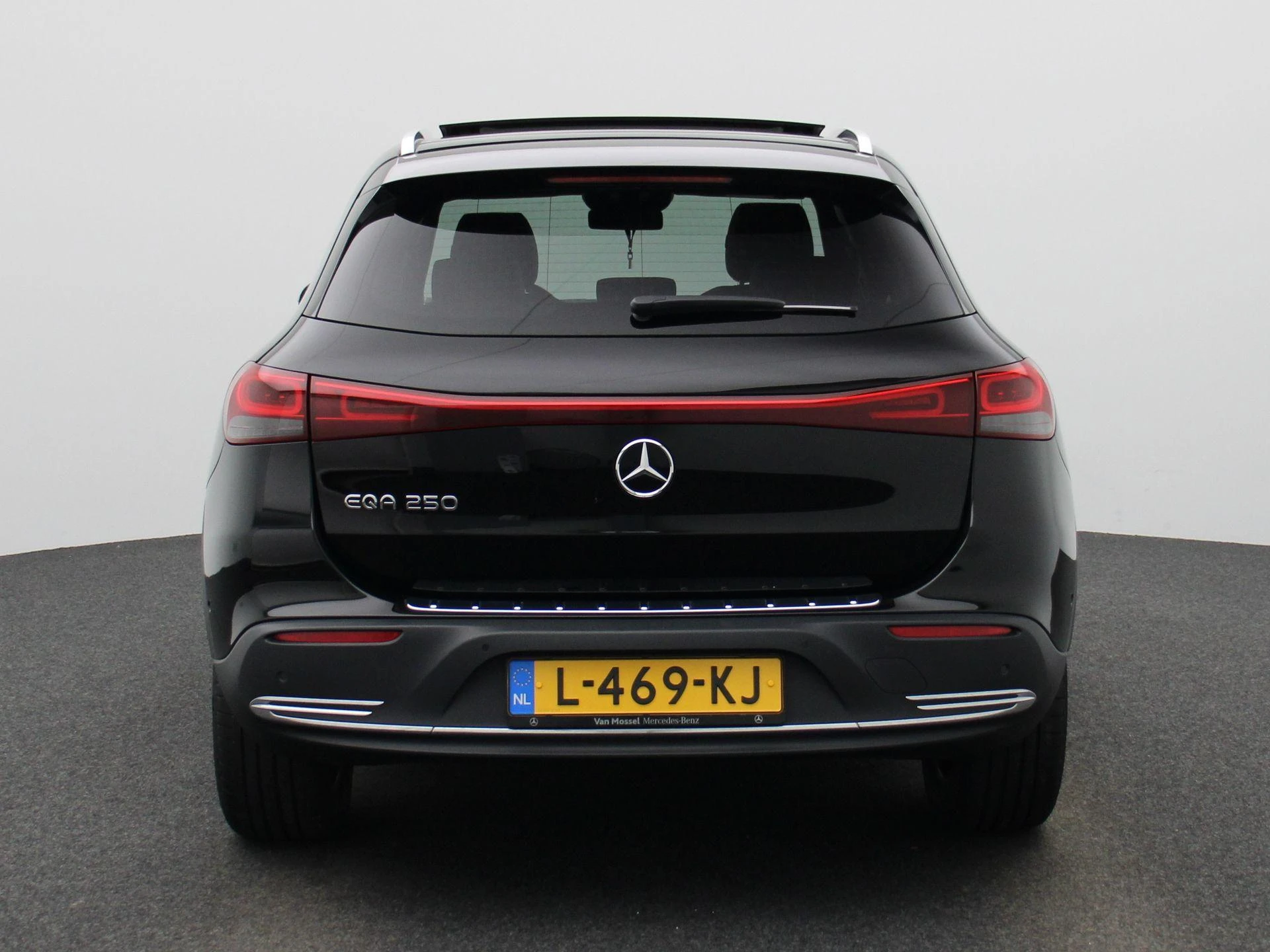 Mercedes-Benz-EQA-image-4