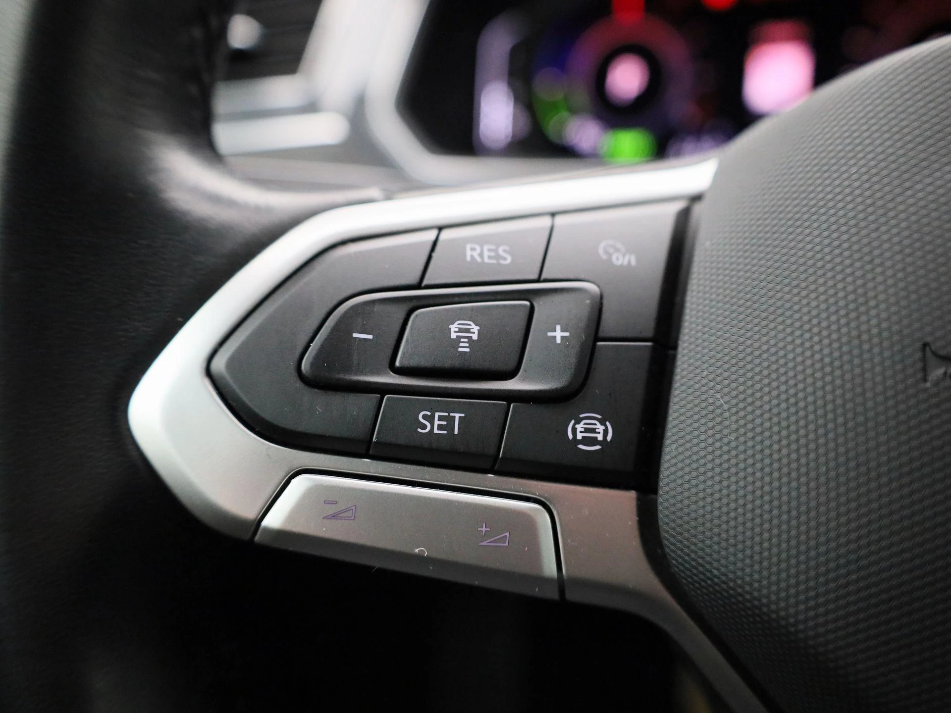 Volkswagen-Tiguan-image-18