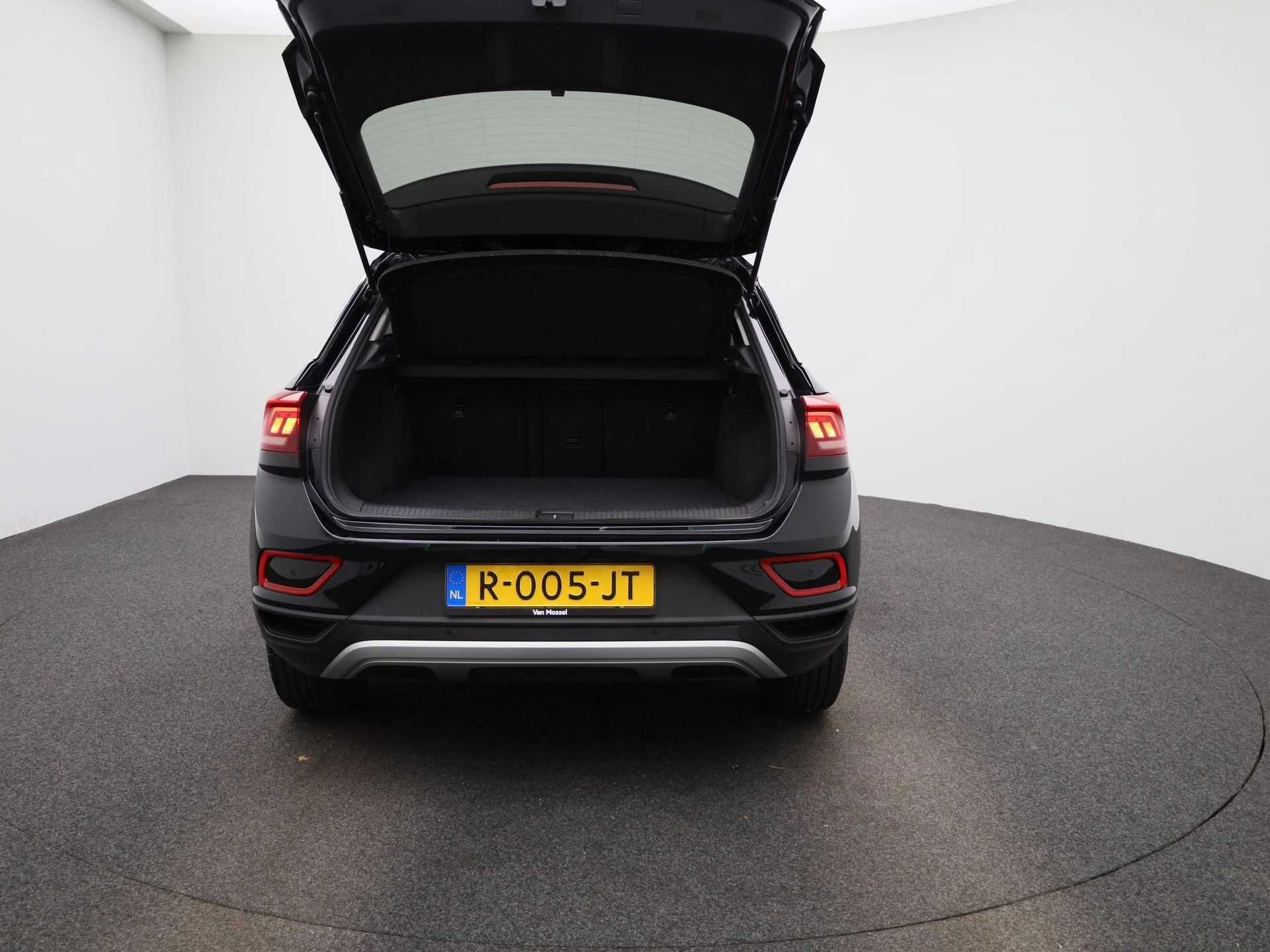 Volkswagen-T-Roc-image-11