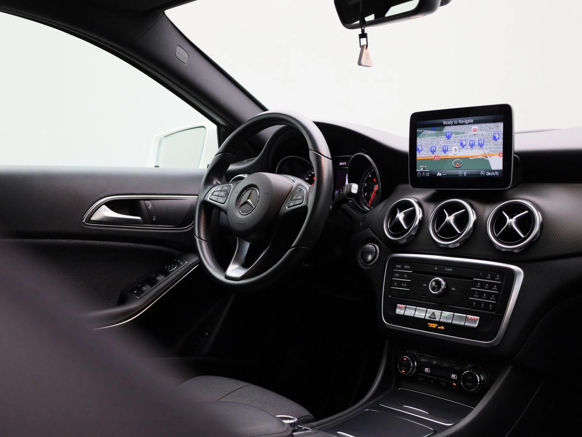 Mercedes-Benz-GLA-image-36