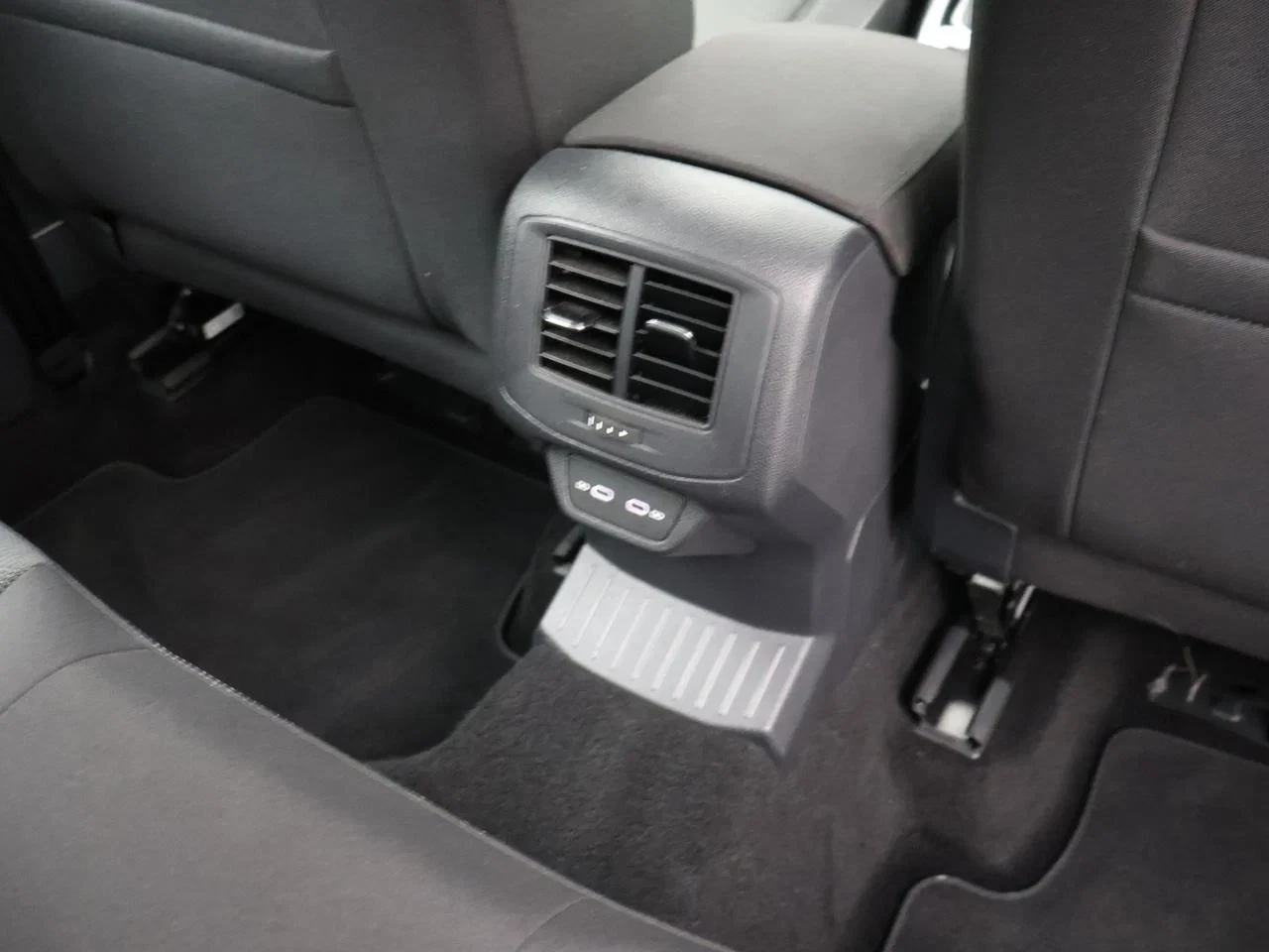 Volkswagen-T-Roc-image-21