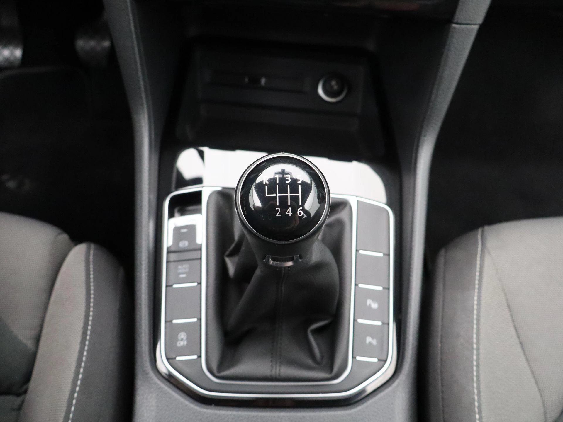 Volkswagen-Golf Sportsvan-image-9